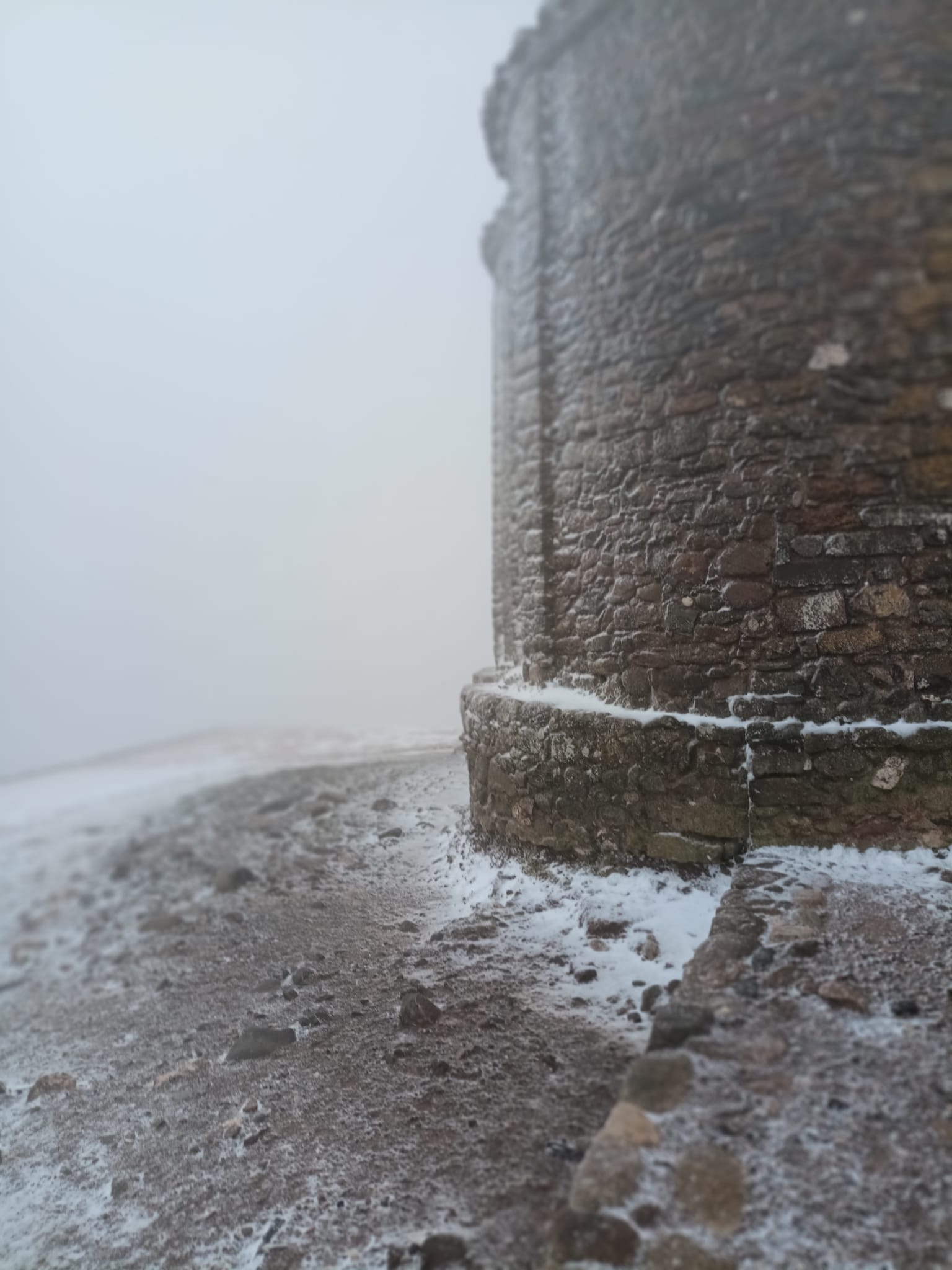 Aquest dimarts 7 de febrer de 2023, La Mola gaudeix de la segona nevada de l’any. La neu ha deixat emblanquinada la muntanya de la mateixa manera que ho va fer fa dues setmanes.