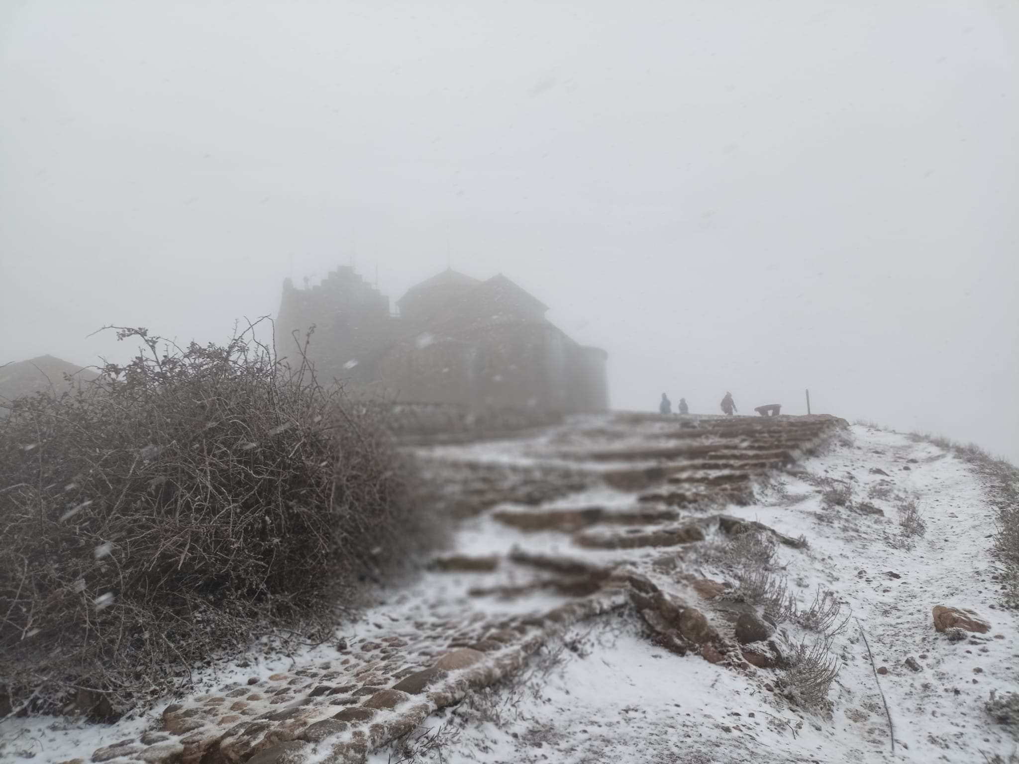 Aquest dimarts 7 de febrer de 2023, La Mola gaudeix de la segona nevada de l’any. La neu ha deixat emblanquinada la muntanya de la mateixa manera que ho va fer fa dues setmanes.