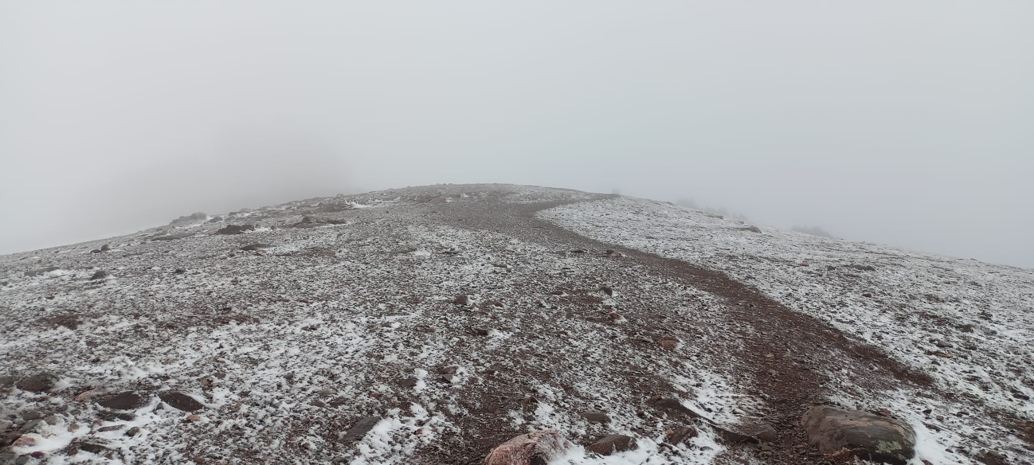 Aquest dimarts 7 de febrer de 2023, La Mola gaudeix de la segona nevada de l’any. La neu ha deixat emblanquinada la muntanya de la mateixa manera que ho va fer fa dues setmanes.