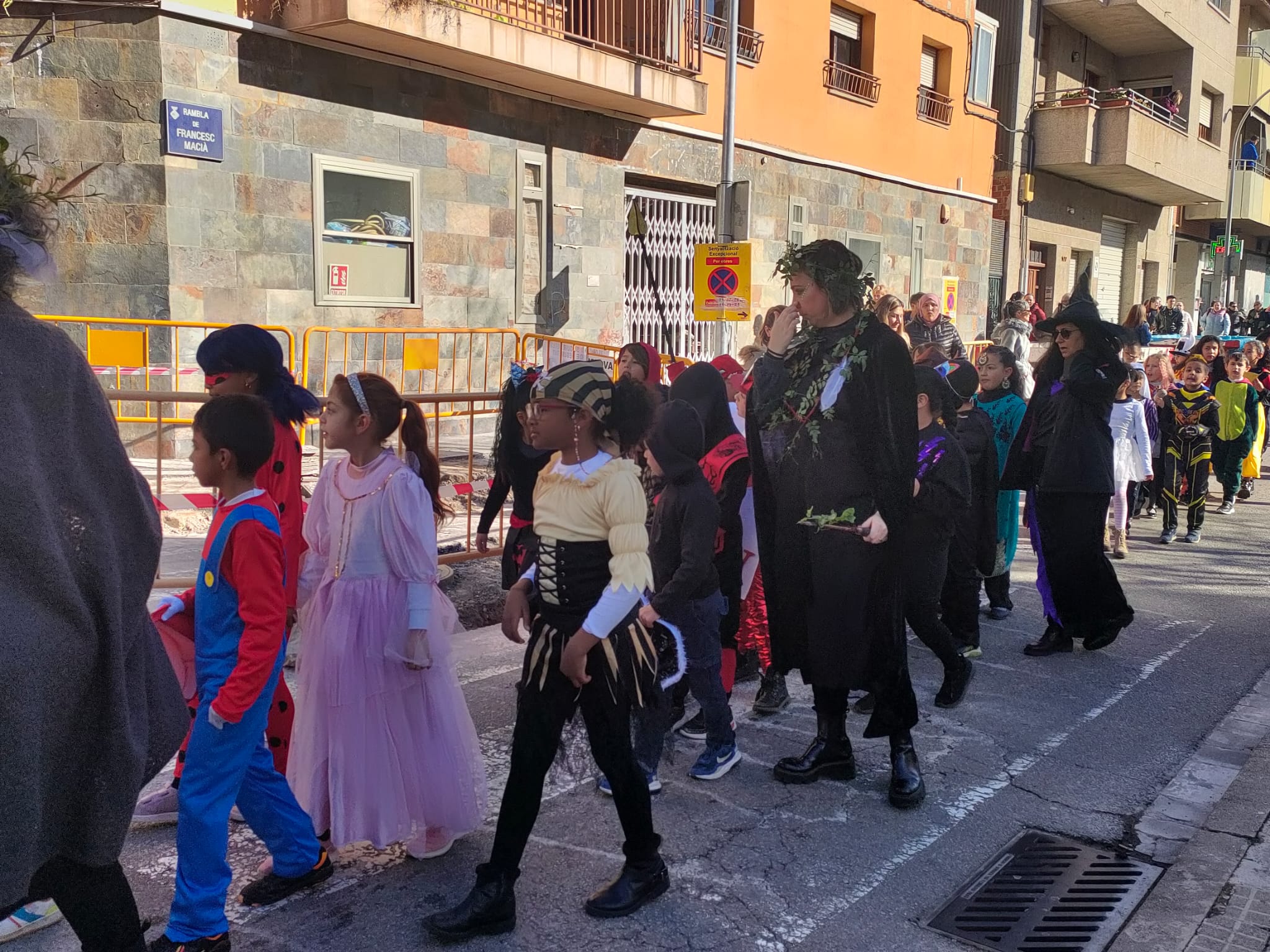 Rua de Carnestoltes de l'Escola Joan Marqués i Casals i Institut Jaume Cabré 2023