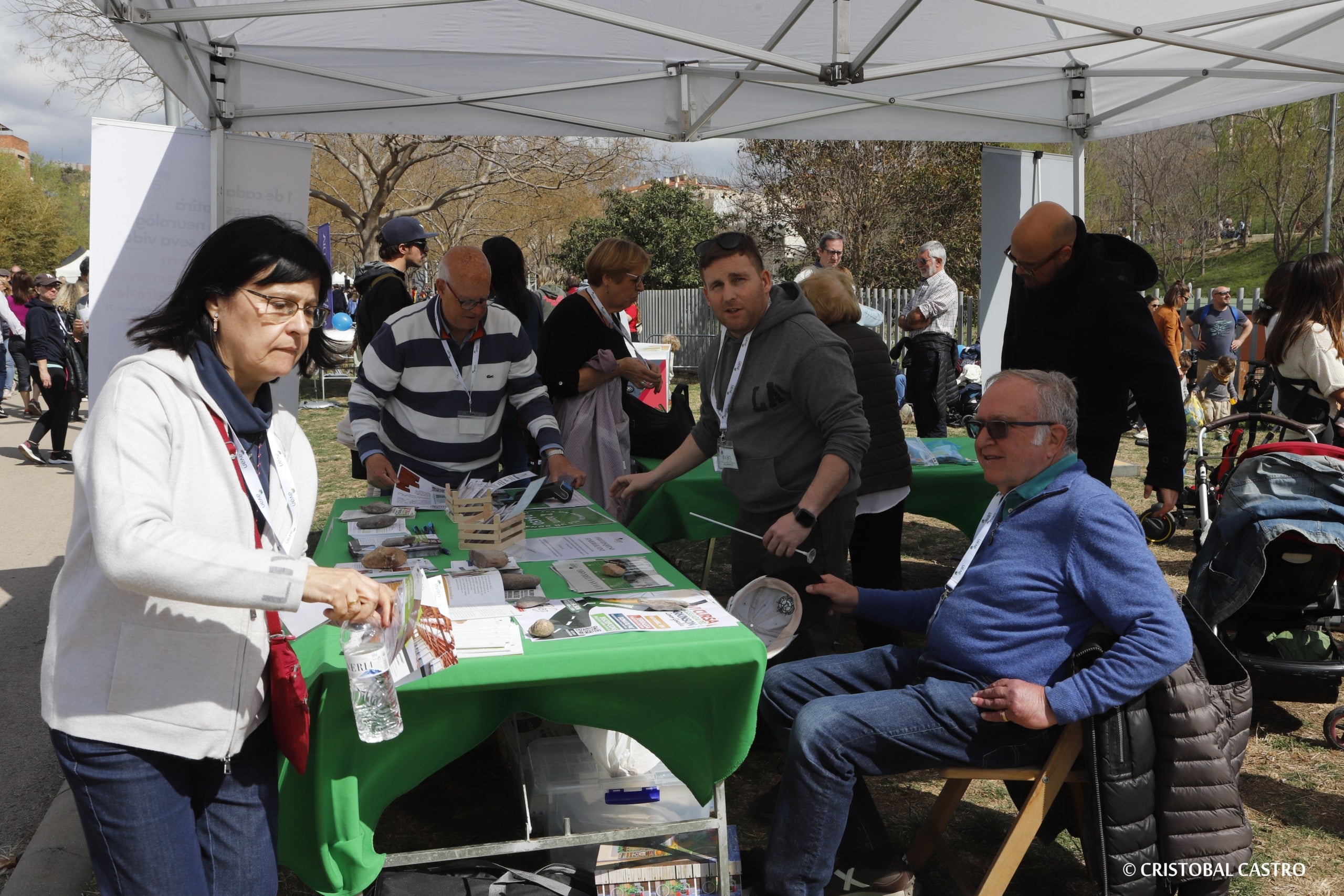 Terrassa ha celebrat la primera edició del Just Mercat, una nova fira de comerç just que vol promoure el consum responsable i local. Hi han participat més d'una desena d'empreses i entitats locals que han mostrat productes tèxtils, d’alimentació, cultura i subministraments. La fira ha tingut lloc a l'Horta dels Frares de Vallparadís, coincidint amb el Picnic Jazz.