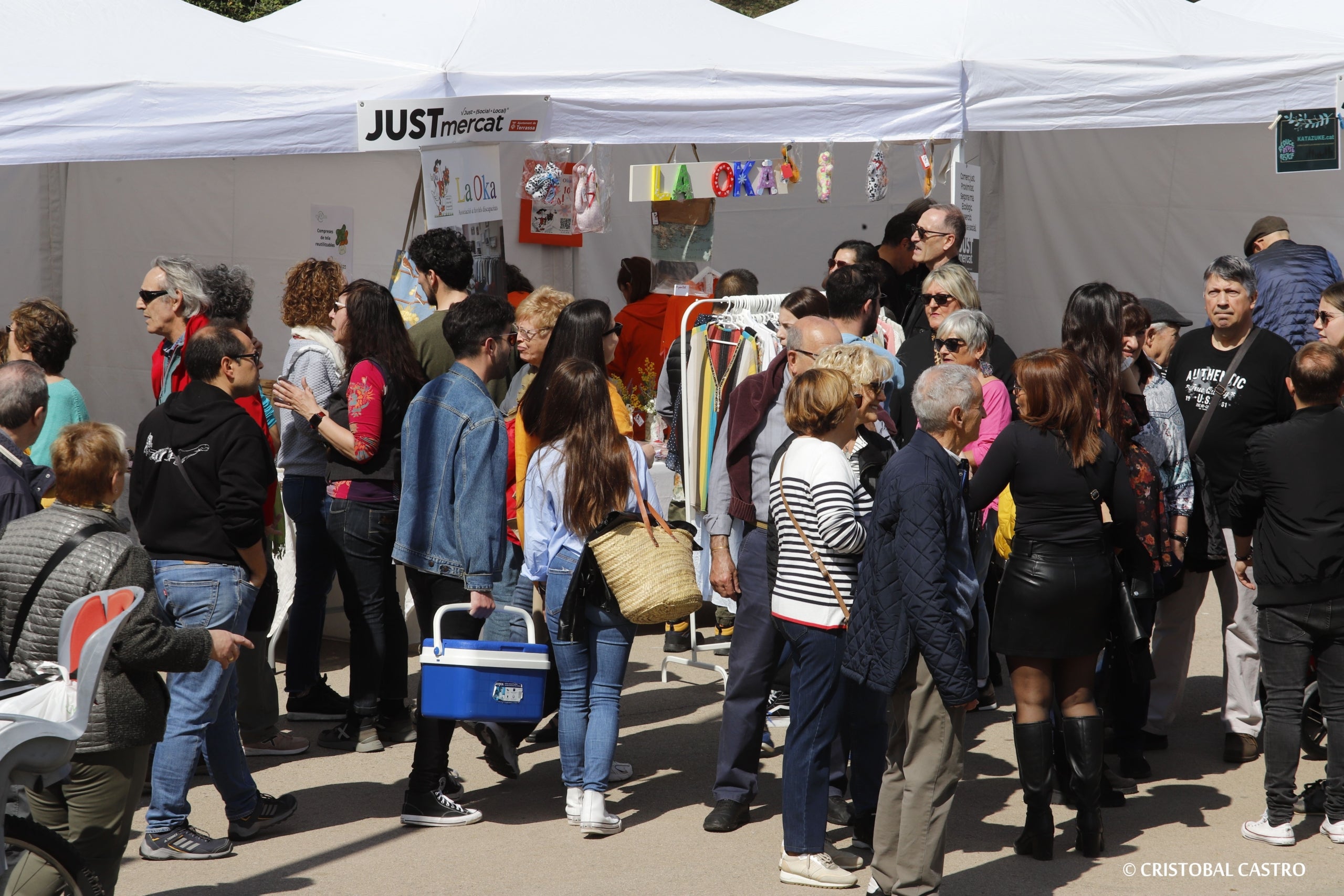 Primera edició del Just Mercat, una nova fira de comerç just i responsable celebrada al Parc de Vallparadís de Terrassa | Cristóbal Castro