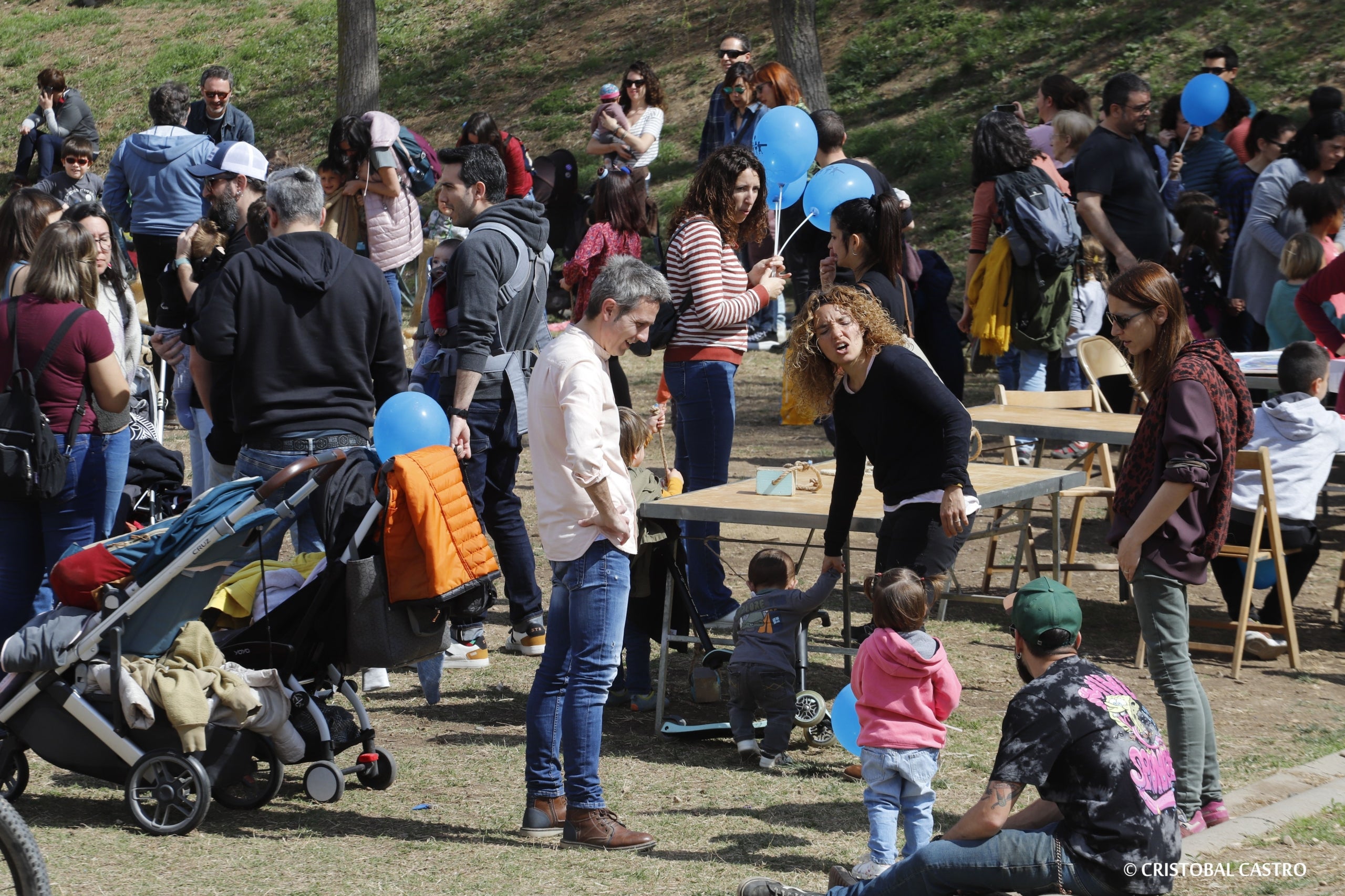 Terrassa ha celebrat la primera edició del Just Mercat, una nova fira de comerç just que vol promoure el consum responsable i local. Hi han participat més d'una desena d'empreses i entitats locals que han mostrat productes tèxtils, d’alimentació, cultura i subministraments. La fira ha tingut lloc a l'Horta dels Frares de Vallparadís, coincidint amb el Picnic Jazz.