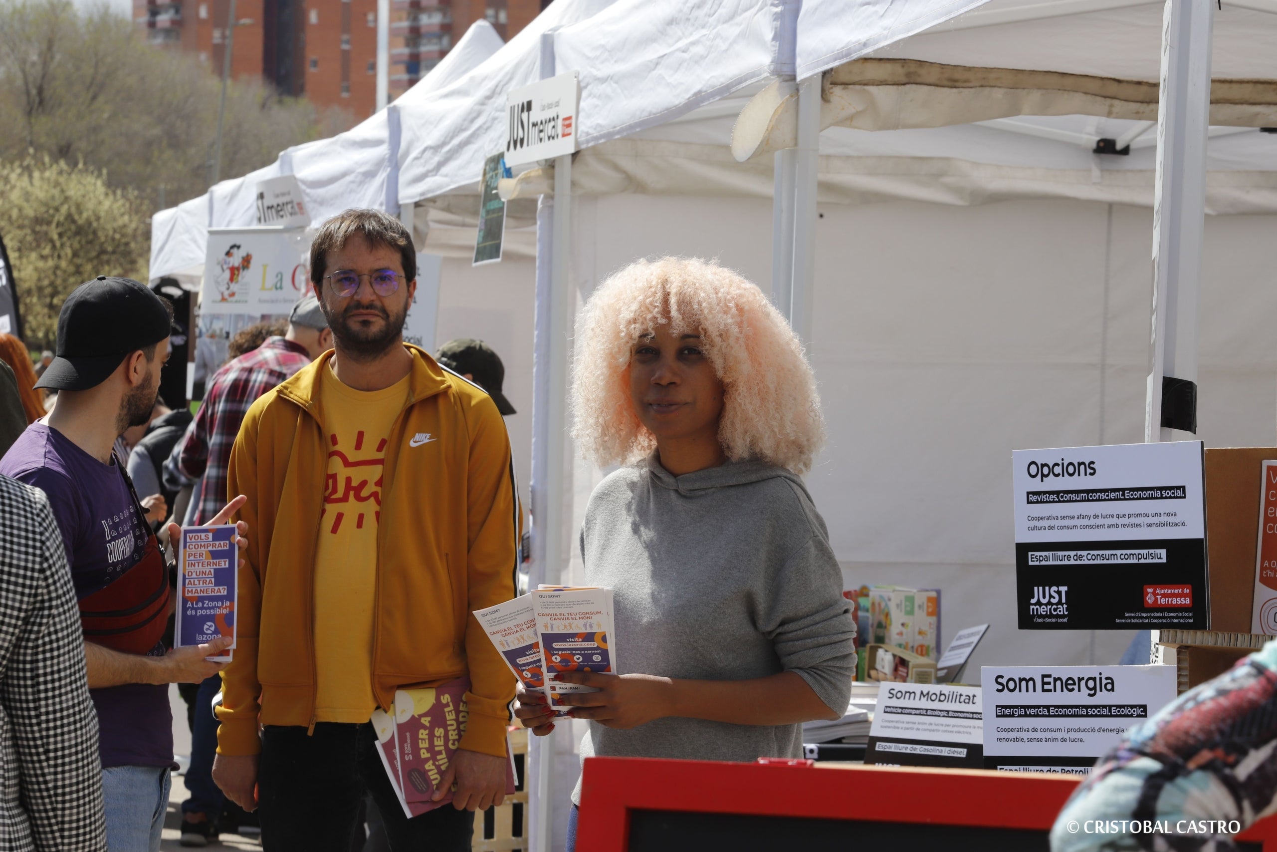 Terrassa ha celebrat la primera edició del Just Mercat, una nova fira de comerç just que vol promoure el consum responsable i local. Hi han participat més d'una desena d'empreses i entitats locals que han mostrat productes tèxtils, d’alimentació, cultura i subministraments. La fira ha tingut lloc a l'Horta dels Frares de Vallparadís, coincidint amb el Picnic Jazz.