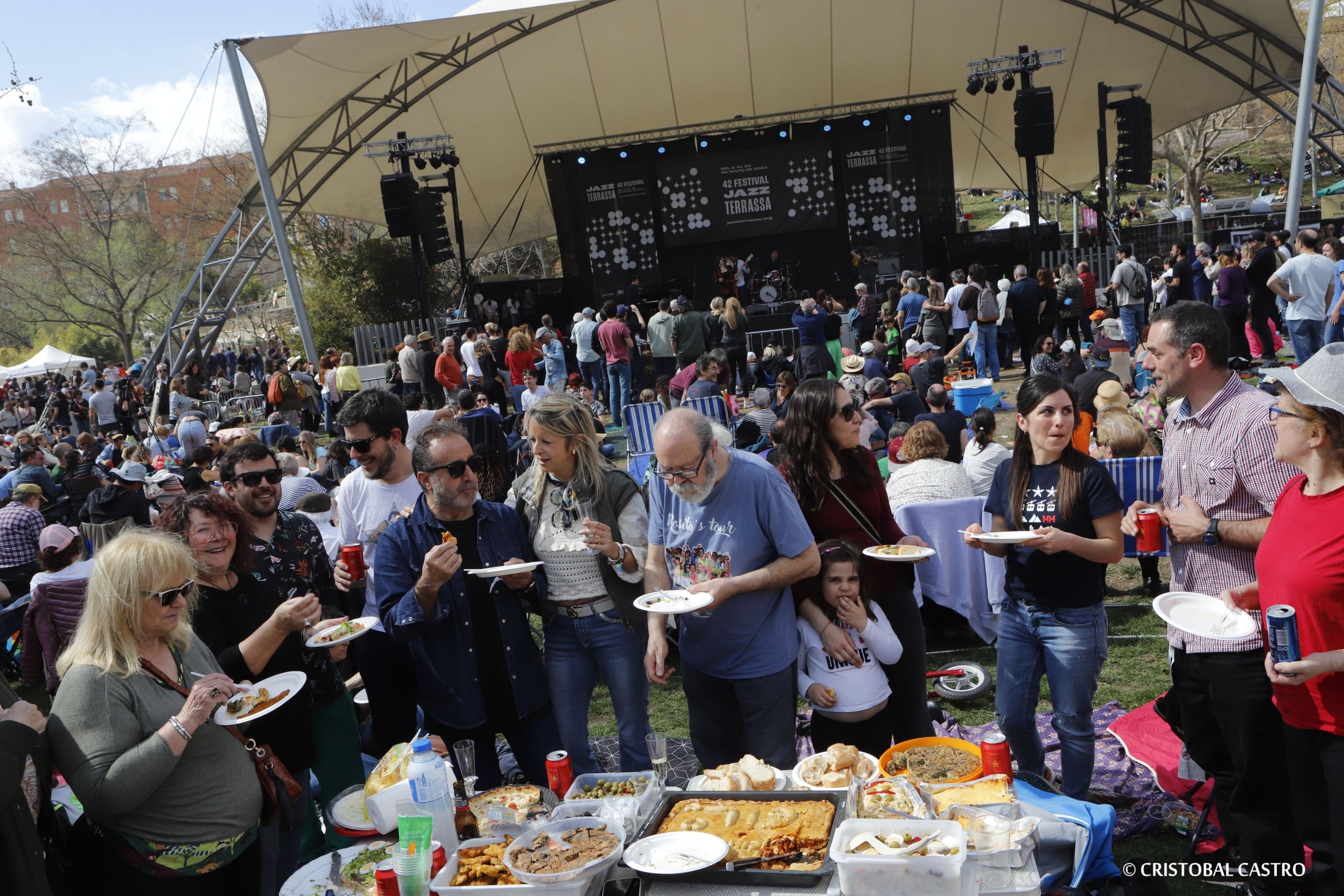 Unes 30.000 persones omplen el Pícnic Jazz Vallparadís en el seu retorn
L’acte més massiu del Festival Jazz Terrassa es torna a celebrar després de tres anys d’absència amb les actuacions de Barcelona Jazz Orquestra, Luna Cohen, Carles Benavent Trio + Raynald Colom + Tomasito i A Contrablues durant més de 6 hores de concerts i activitats.
Amb 30.000 espectadors, el l’edició del 2023 torna ser de les més concurregudes en els 22 anys d’història del Pícnic Jazz/Cristóbal Castro