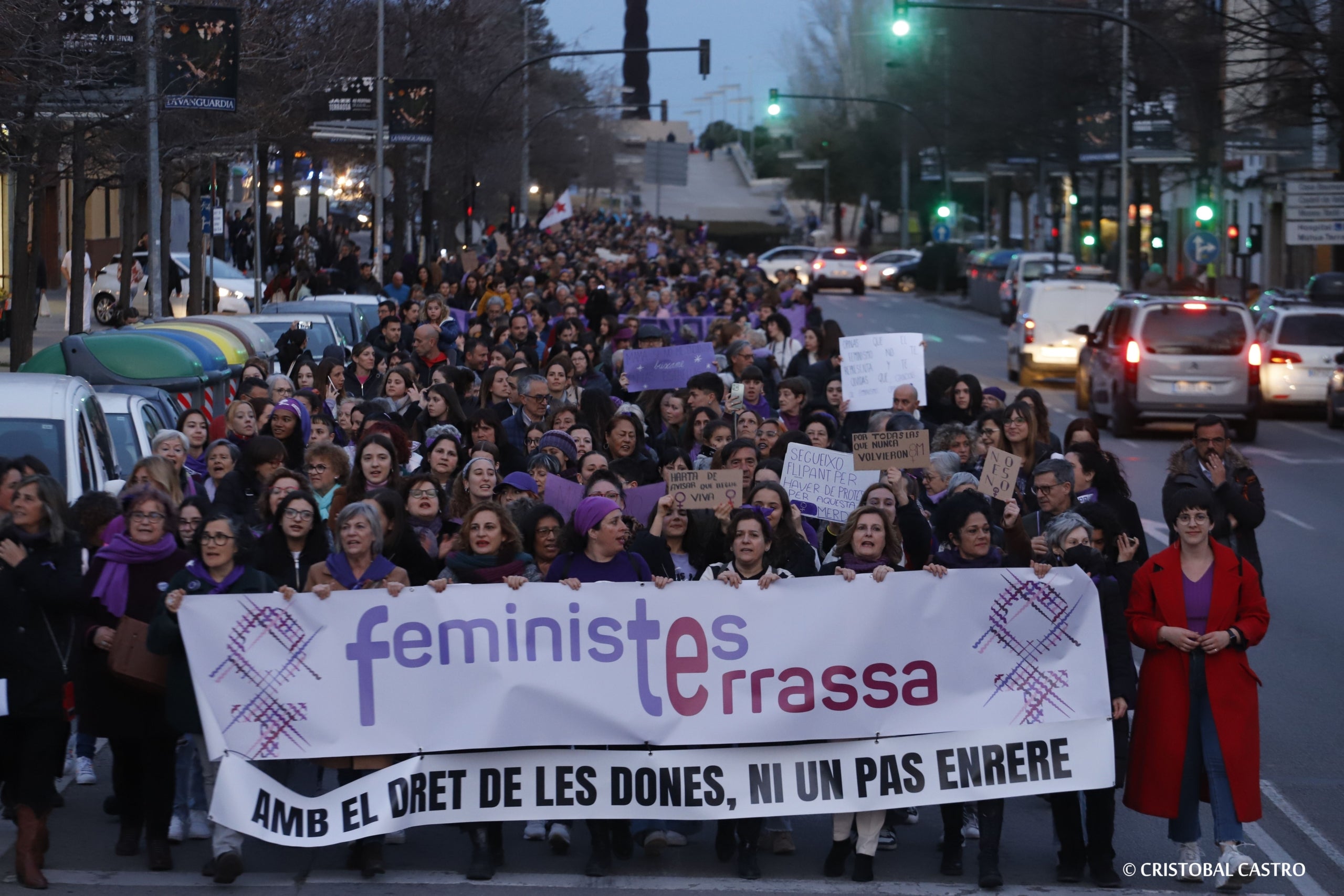 La lluita contra la pèrdua de drets de les dones arreu del món ha estat l'epítem de la manifestació feminista del 8 de març, Dia Internacional de la Dona Treballadora, a Terrassa. Un any més, la plataforma Feministes Terrassa ha cridat a sortir al carrer, enguany per denunciar la trepitjada de drets humans, laborals o reproductius agreujats amb l’auge de l’extrema dreta. La manifestació ha portat el lema “Amb els drets de les dones, ni un pas enrere“, i s'ha iniciat a la plaça de la Dona fins arribar al Raval de Montserrat/Cristóbal Castro