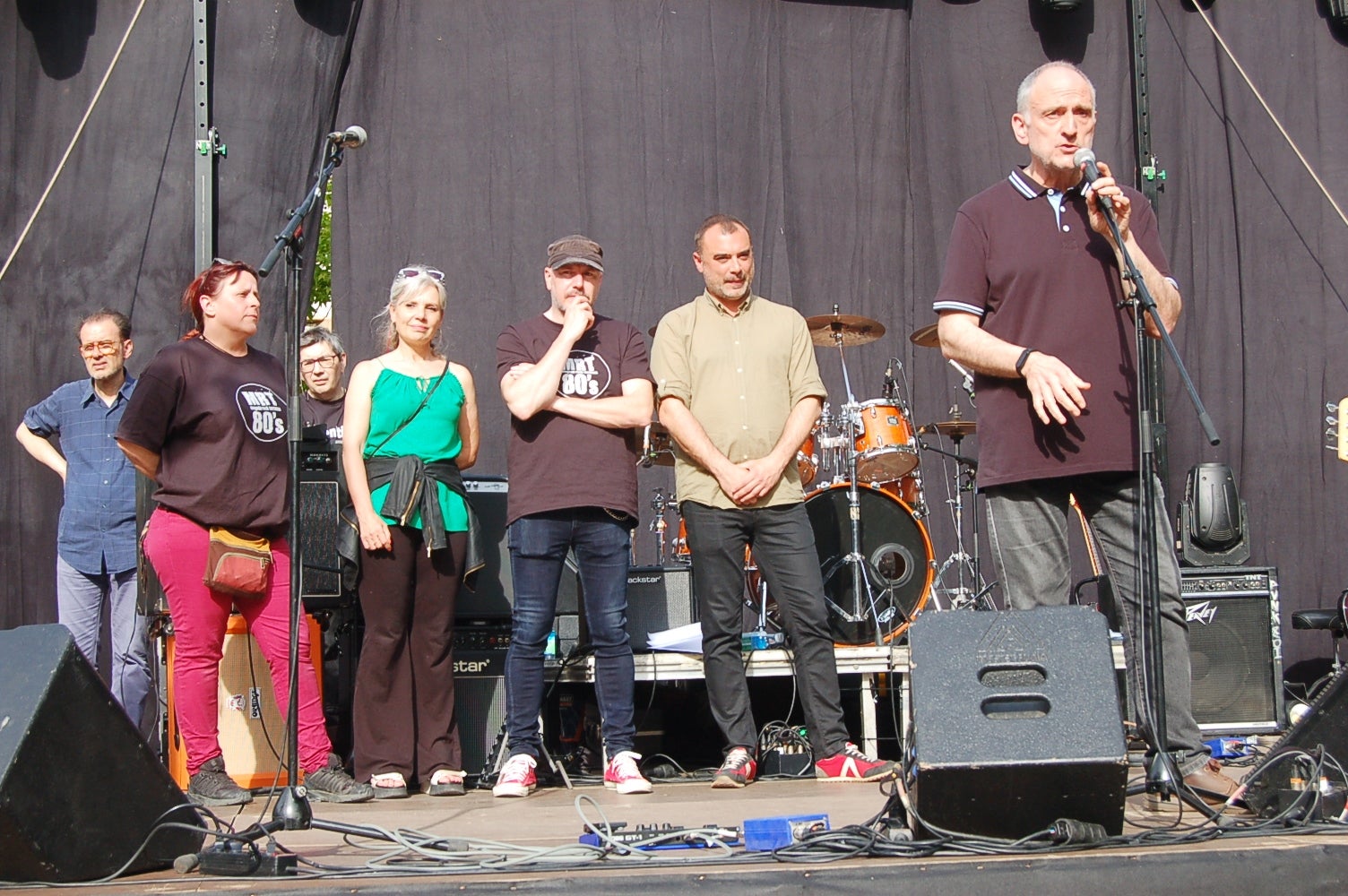Diversos grups de música han omplert la Plaça Vella de nostàlgics de la moguda rock de la dècada dels 80. També s'ha inaugurat una placa en homenatge als grups de rock, metal i punk que voltaven pel Mesón de los Arcos.