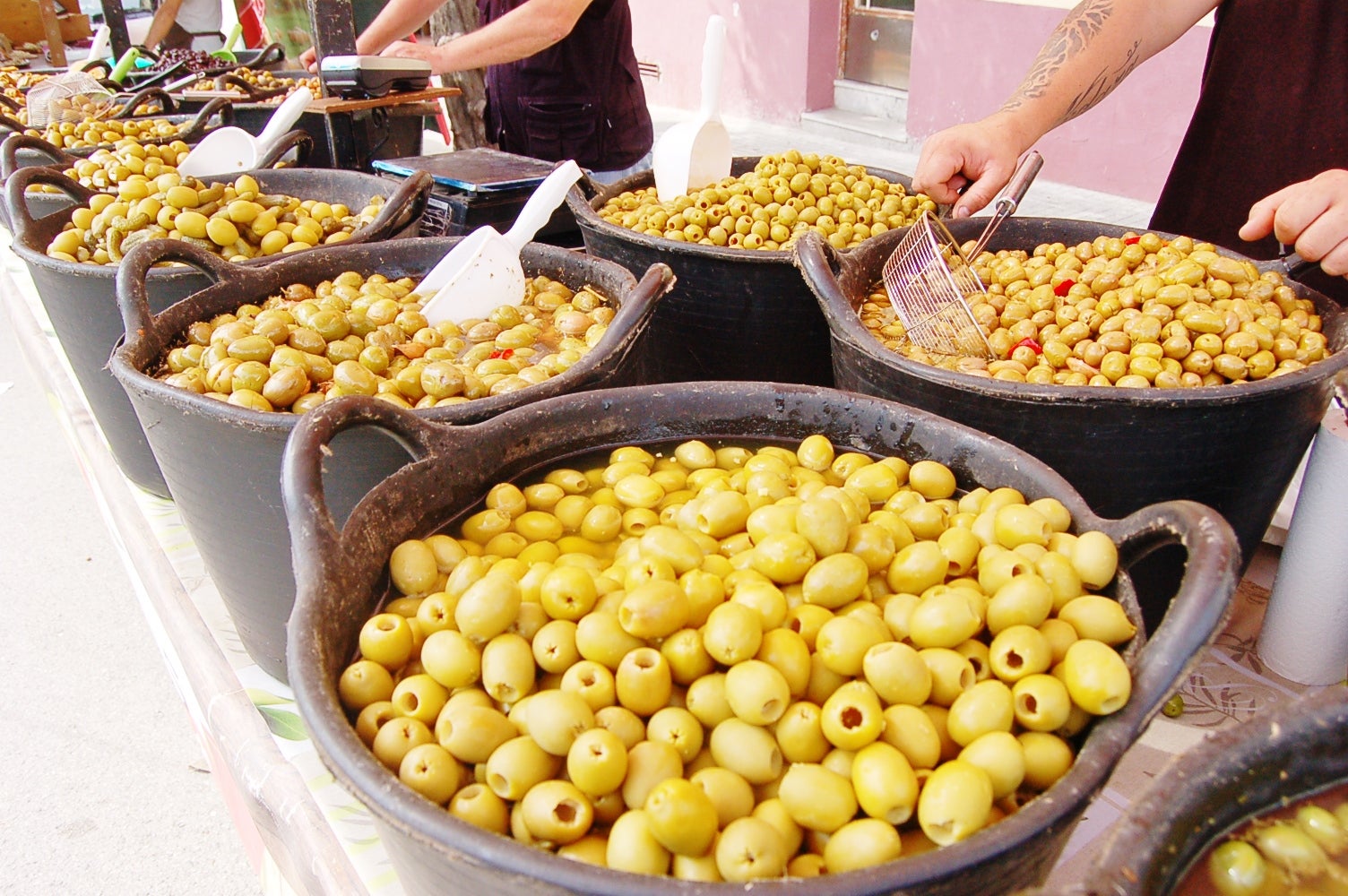 Ca n'Anglada ha acollit aquest dissabte la vuitena edició de la Fira de l'Oliva, amb desenes de paradetes de gastronomia i artesania | Ramon Navarro
