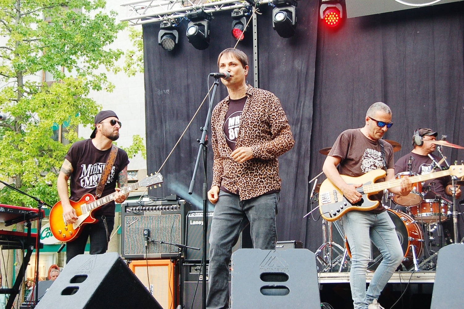 Diversos grups de música han omplert la Plaça Vella de nostàlgics de la moguda rock de la dècada dels 80. També s'ha inaugurat una placa en homenatge als grups de rock, metal i punk que voltaven pel Mesón de los Arcos.