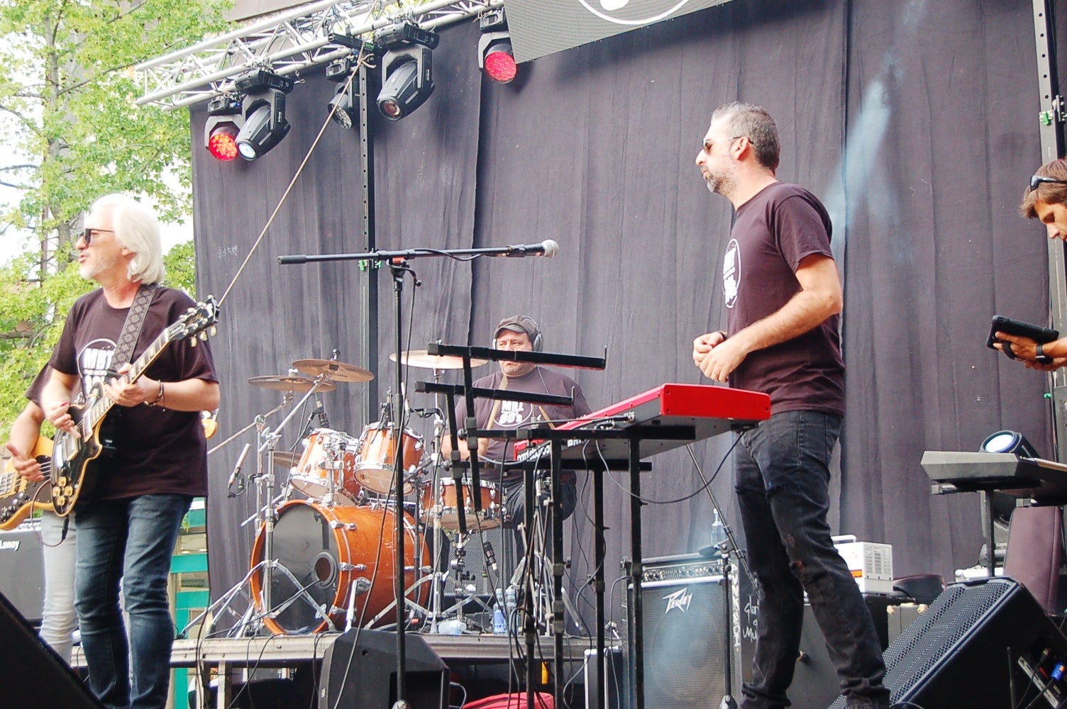 Diversos grups de música han omplert la Plaça Vella de nostàlgics de la moguda rock de la dècada dels 80. També s'ha inaugurat una placa en homenatge als grups de rock, metal i punk que voltaven pel Mesón de los Arcos.