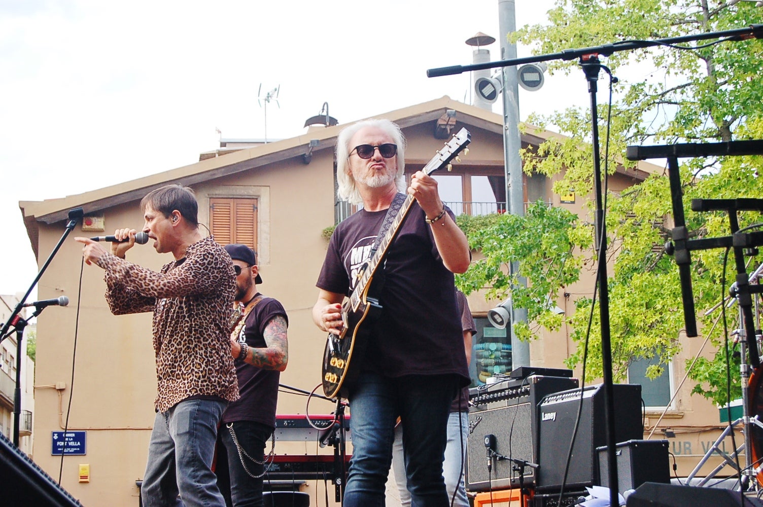 Diversos grups de música han omplert la Plaça Vella de nostàlgics de la moguda rock de la dècada dels 80. També s'ha inaugurat una placa en homenatge als grups de rock, metal i punk que voltaven pel Mesón de los Arcos.