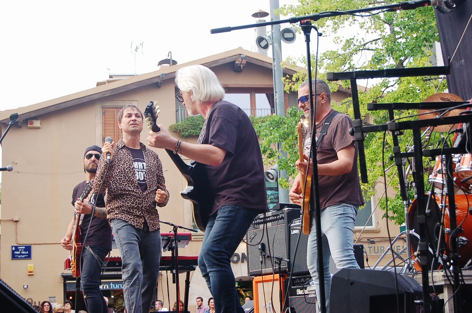 Diversos grups de música han omplert la Plaça Vella de nostàlgics de la moguda rock de la dècada dels 80. També s'ha inaugurat una placa en homenatge als grups de rock, metal i punk que voltaven pel Mesón de los Arcos.