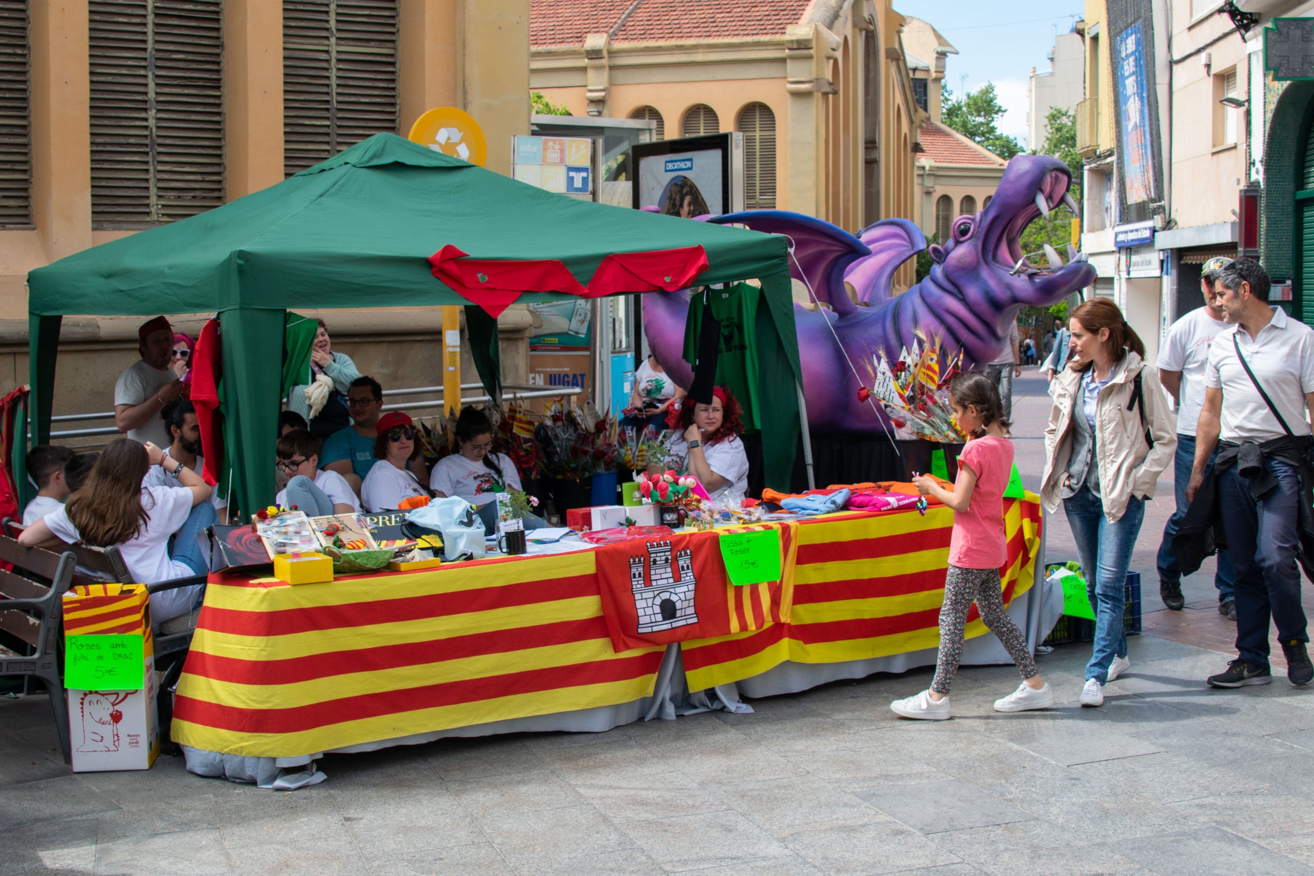 La Diada de Sant Jordi no seria el mateix sense els paradistes. Entitats socials, culturals, veïnals i educatives, a més de partits i professionals del sector del llibre i floristeria van omplir de vida els carrers de Terrassa aquest diumenge | Javi Diaz