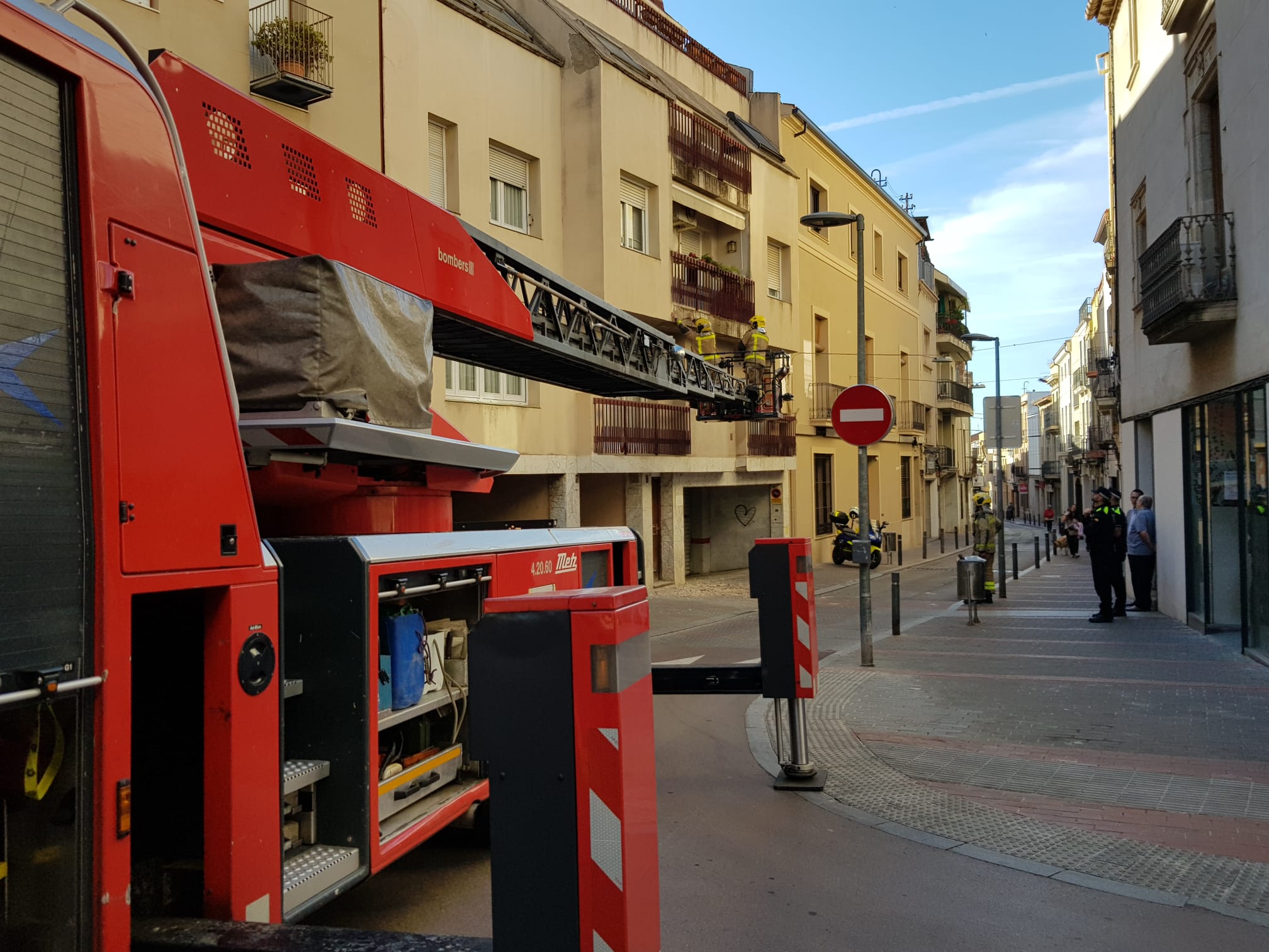 Actuació de Bombers i Policia Municipal per sanejar una façana a Terrassa | Lluïsa Tarrida