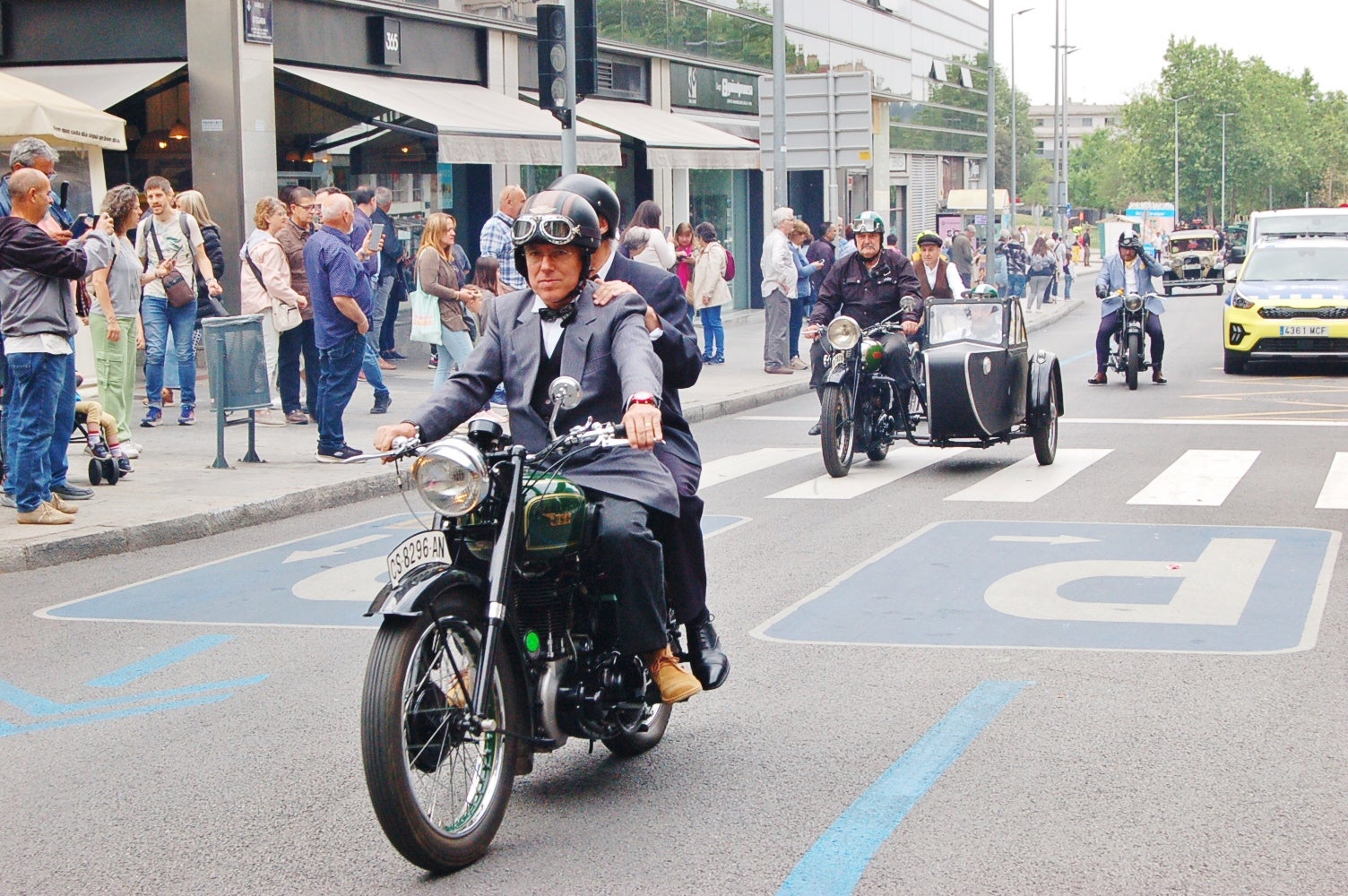 FOTOGALERIA Motos i cotxes clàssics per la Fira Modernista de Terrassa
