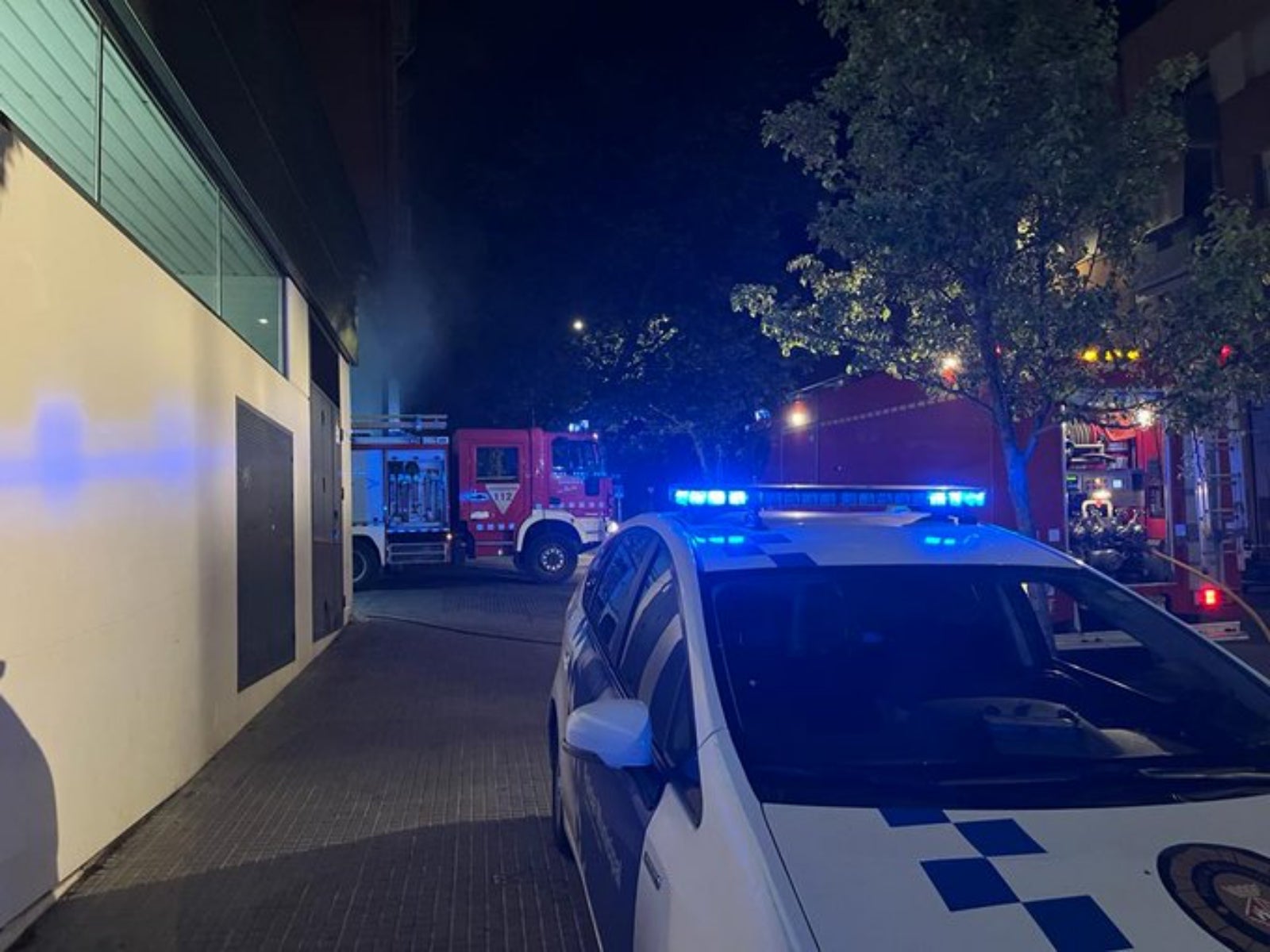 Policia Municipal i Bombers actuen en un incendi al carrer Aurora de Terrassa | PMT