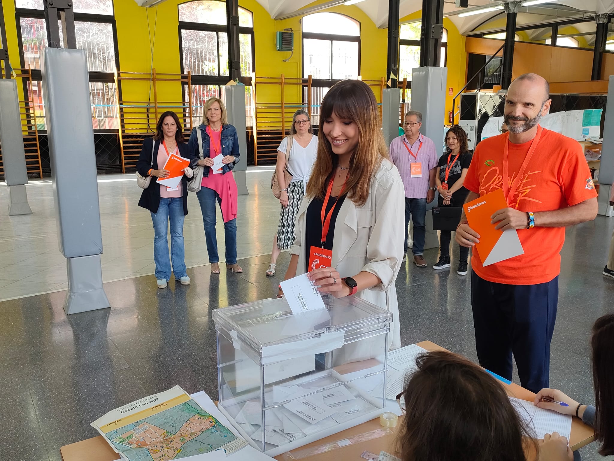 La candidata a l'alcaldia de Ciutadans Terrassa, Isabel Martínez, ha votat a l'escola Lanaspa | Laura Gómez