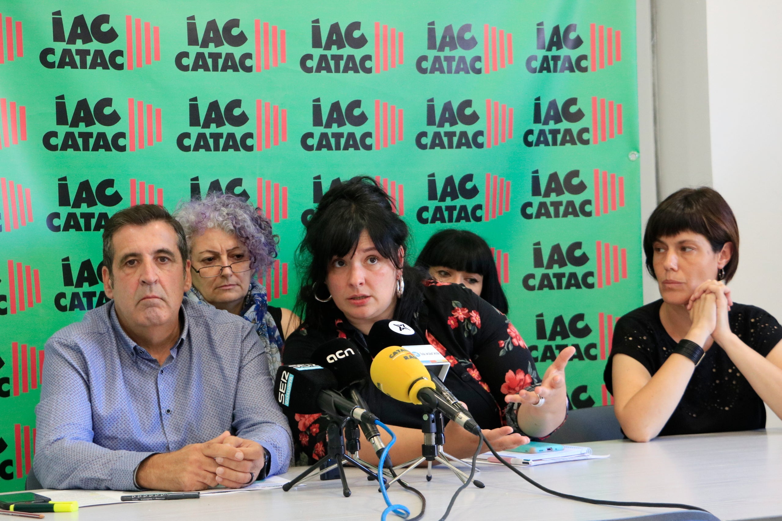 La coordinadora sindical Mireia Herrera amb altres educadors socials | ACN