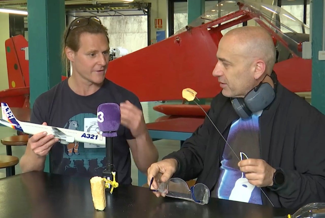 El professor Miquel Sureda explica el perquè del fenòmen de les esteles dels avions al cel | InfoK