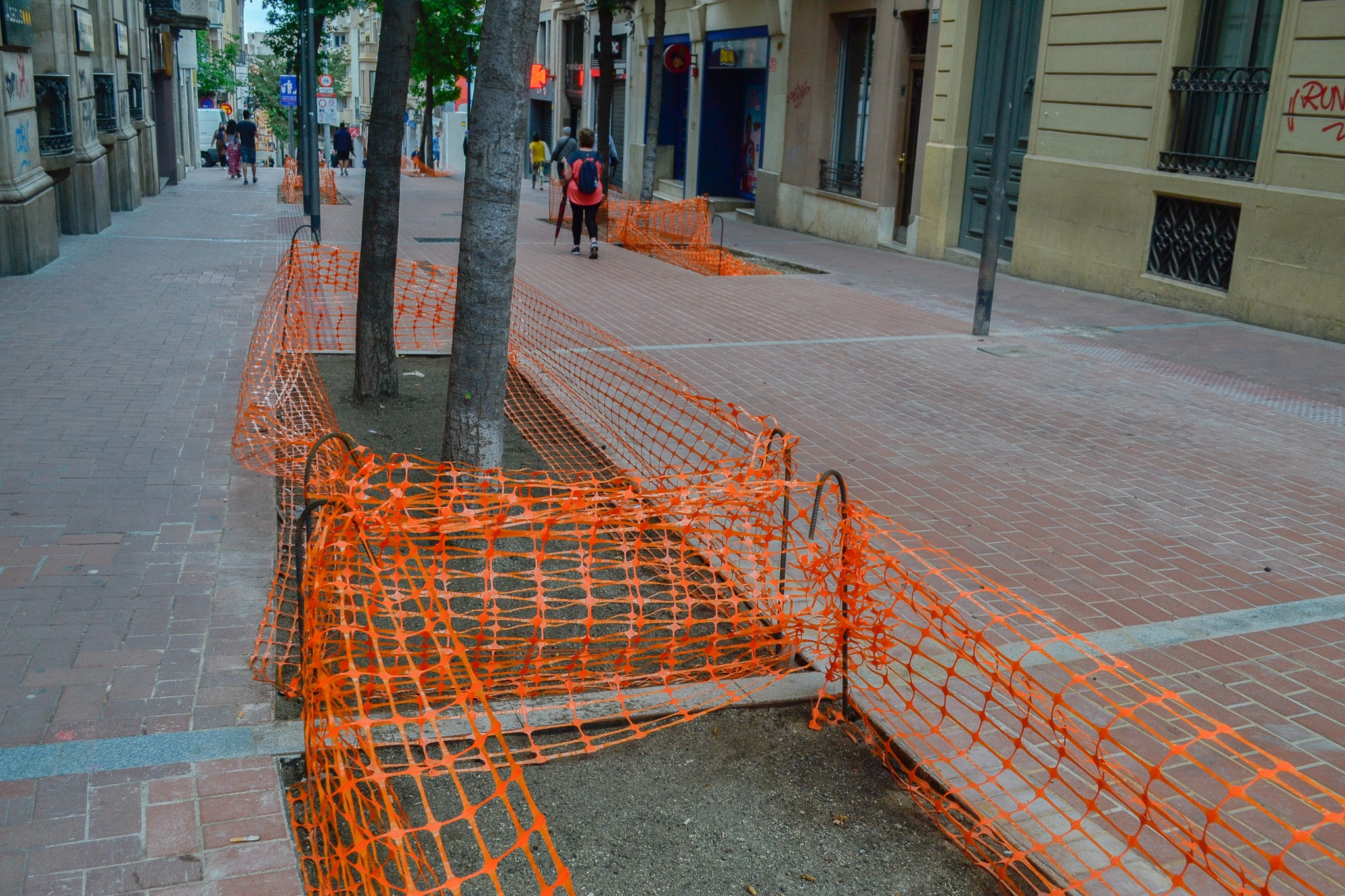 Les obres al tram del carrer Font Vella entre el carrer del Passeig i el carrer de Sant Pau ja han acabat. Des d'aquesta setmana ja es pot passejar per aquest nou vial de plataforma única que dona preferència als vianants i per on només hi podran circular els vehicles autoritzats. Segons exposa el Consistori, queden pendent els treballs de plantació per donar més verd al carrer. Les obres al passeig Comte d'Ègara continuen, també per transformar el vial en una plataforma única.