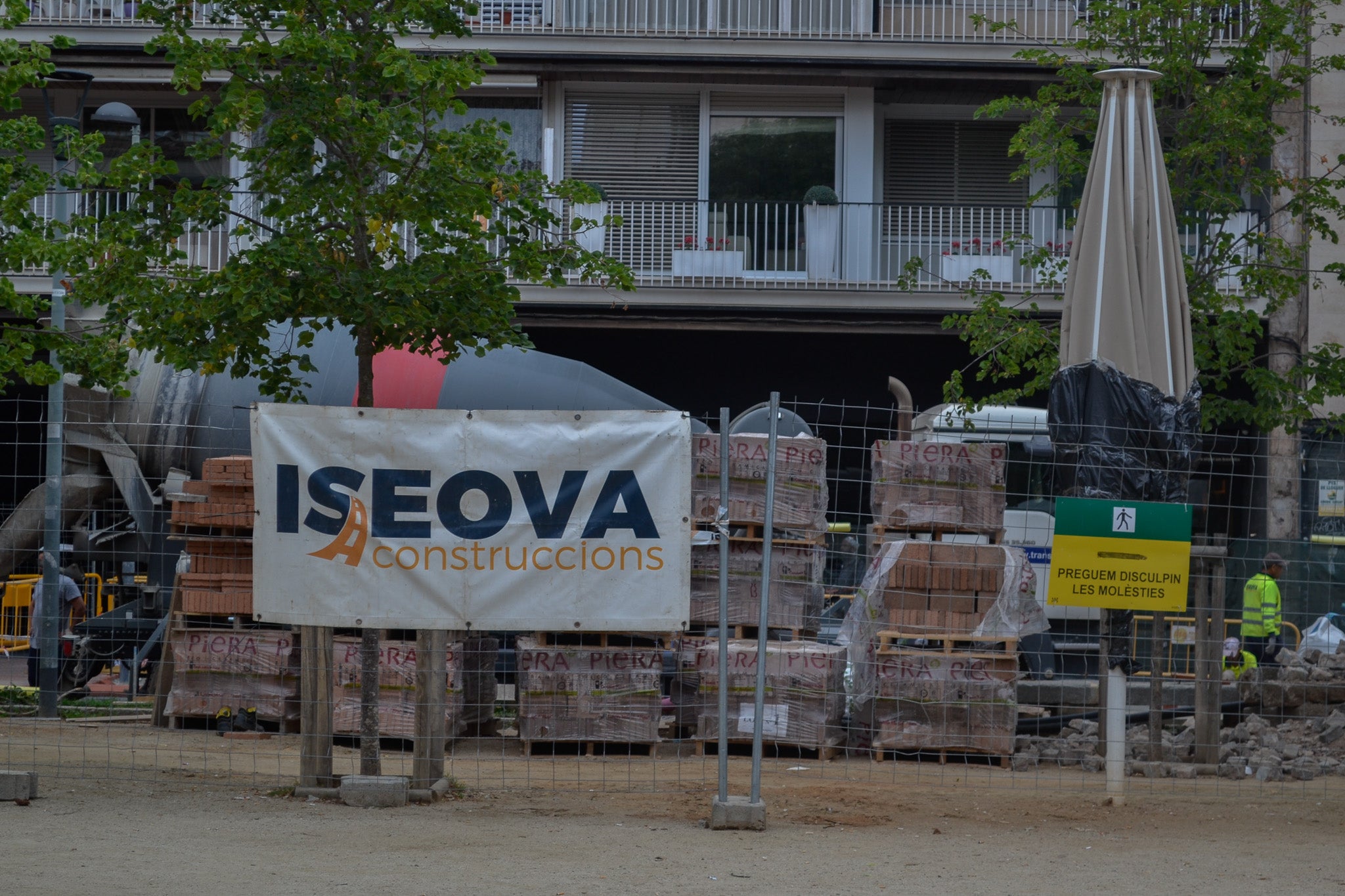 Les obres al tram del carrer Font Vella entre el carrer del Passeig i el carrer de Sant Pau ja han acabat. Des d'aquesta setmana ja es pot passejar per aquest nou vial de plataforma única que dona preferència als vianants i per on només hi podran circular els vehicles autoritzats. Segons exposa el Consistori, queden pendent els treballs de plantació per donar més verd al carrer. Les obres al passeig Comte d'Ègara continuen, també per transformar el vial en una plataforma única.