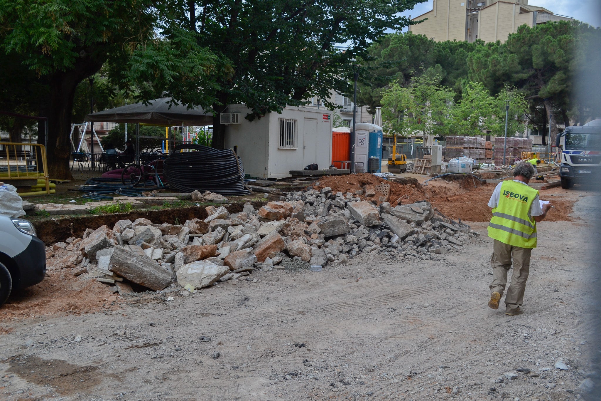 Les obres al tram del carrer Font Vella entre el carrer del Passeig i el carrer de Sant Pau ja han acabat. Des d'aquesta setmana ja es pot passejar per aquest nou vial de plataforma única que dona preferència als vianants i per on només hi podran circular els vehicles autoritzats. Segons exposa el Consistori, queden pendent els treballs de plantació per donar més verd al carrer. Les obres al passeig Comte d'Ègara continuen, també per transformar el vial en una plataforma única.