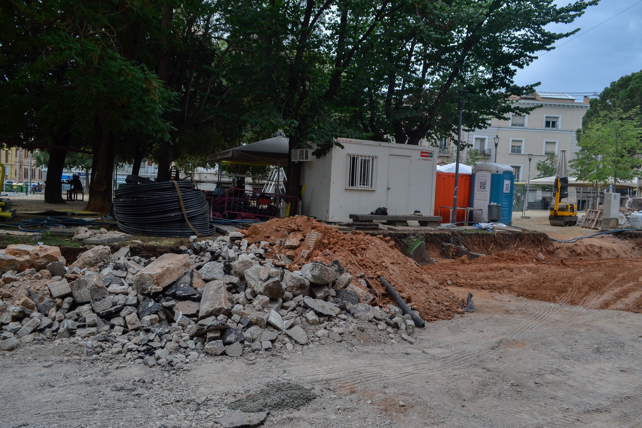 Les obres al tram del carrer Font Vella entre el carrer del Passeig i el carrer de Sant Pau ja han acabat. Des d'aquesta setmana ja es pot passejar per aquest nou vial de plataforma única que dona preferència als vianants i per on només hi podran circular els vehicles autoritzats. Segons exposa el Consistori, queden pendent els treballs de plantació per donar més verd al carrer. Les obres al passeig Comte d'Ègara continuen, també per transformar el vial en una plataforma única.