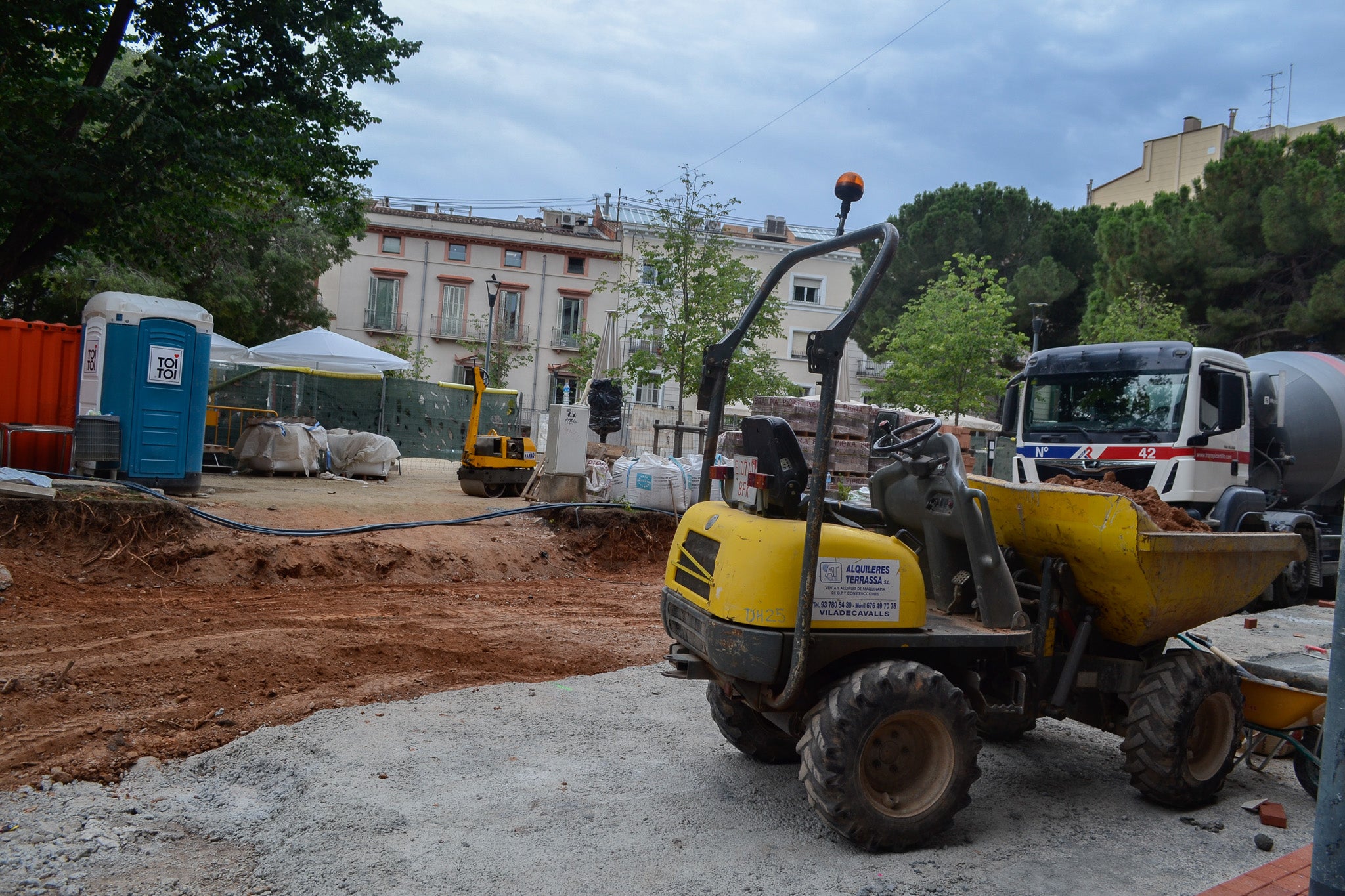 Les obres al tram del carrer Font Vella entre el carrer del Passeig i el carrer de Sant Pau ja han acabat. Des d'aquesta setmana ja es pot passejar per aquest nou vial de plataforma única que dona preferència als vianants i per on només hi podran circular els vehicles autoritzats. Segons exposa el Consistori, queden pendent els treballs de plantació per donar més verd al carrer. Les obres al passeig Comte d'Ègara continuen, també per transformar el vial en una plataforma única.