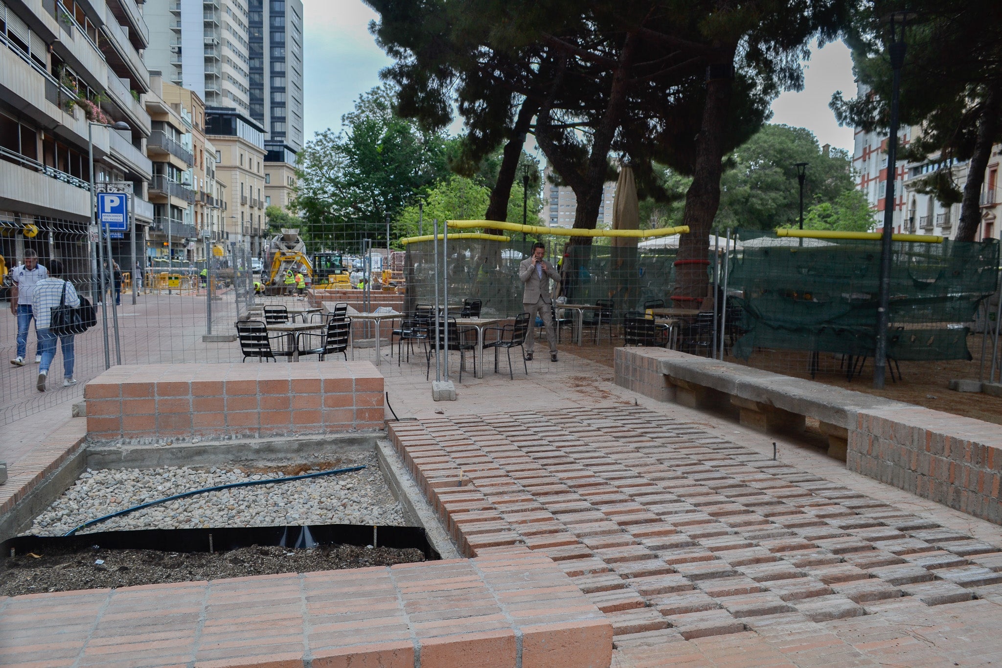 Les obres al tram del carrer Font Vella entre el carrer del Passeig i el carrer de Sant Pau ja han acabat. Des d'aquesta setmana ja es pot passejar per aquest nou vial de plataforma única que dona preferència als vianants i per on només hi podran circular els vehicles autoritzats. Segons exposa el Consistori, queden pendent els treballs de plantació per donar més verd al carrer. Les obres al passeig Comte d'Ègara continuen, també per transformar el vial en una plataforma única.