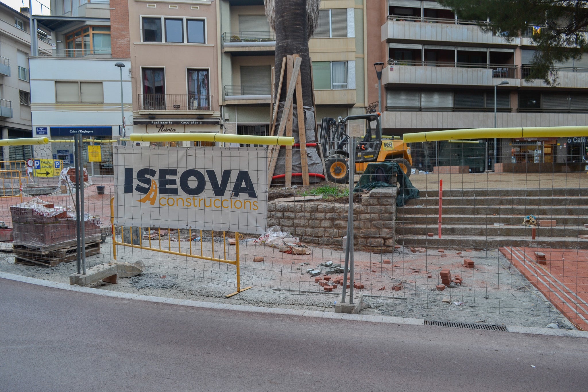 Les obres al tram del carrer Font Vella entre el carrer del Passeig i el carrer de Sant Pau ja han acabat. Des d'aquesta setmana ja es pot passejar per aquest nou vial de plataforma única que dona preferència als vianants i per on només hi podran circular els vehicles autoritzats. Segons exposa el Consistori, queden pendent els treballs de plantació per donar més verd al carrer. Les obres al passeig Comte d'Ègara continuen, també per transformar el vial en una plataforma única.
