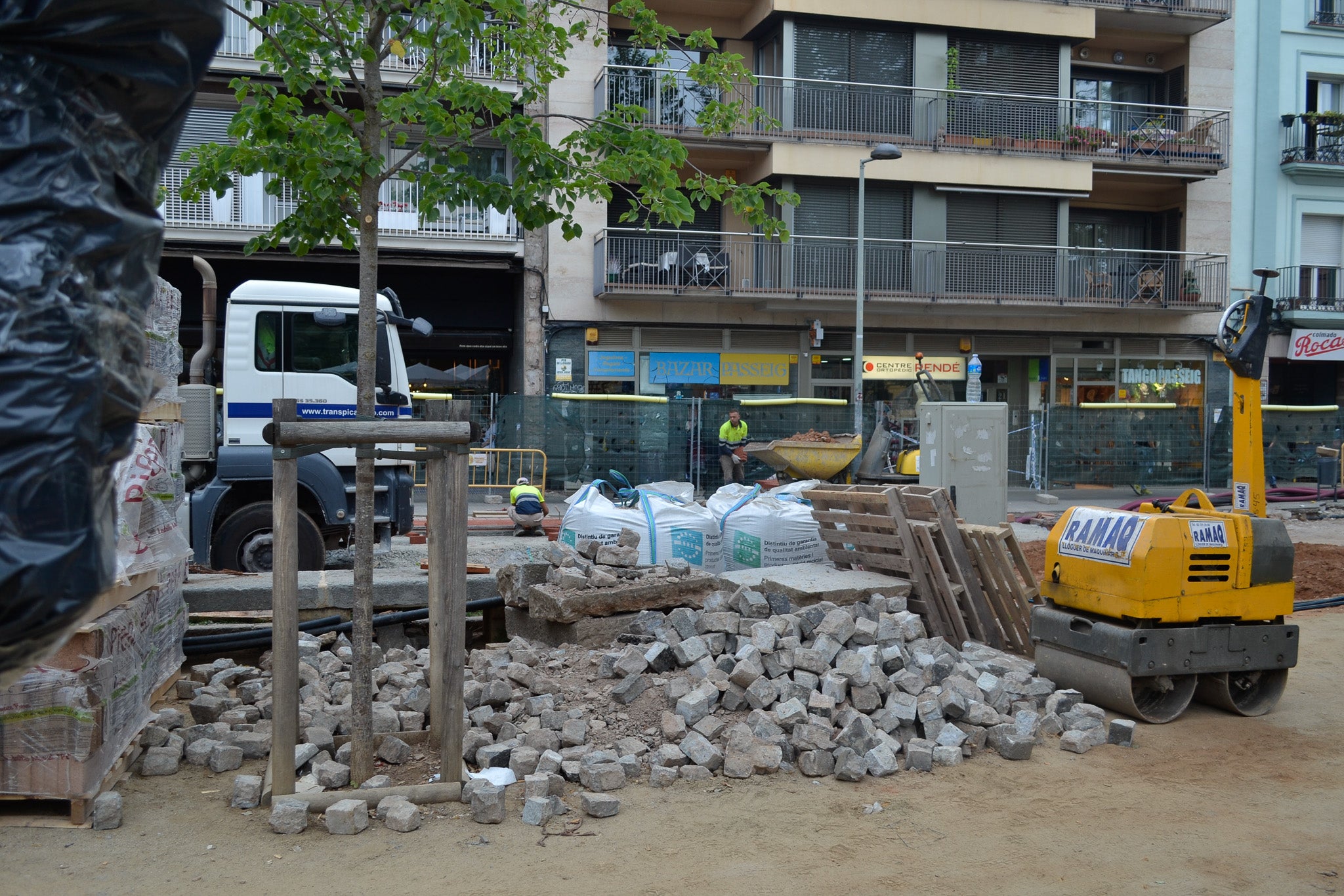 Les obres al tram del carrer Font Vella entre el carrer del Passeig i el carrer de Sant Pau ja han acabat. Des d'aquesta setmana ja es pot passejar per aquest nou vial de plataforma única que dona preferència als vianants i per on només hi podran circular els vehicles autoritzats. Segons exposa el Consistori, queden pendent els treballs de plantació per donar més verd al carrer. Les obres al passeig Comte d'Ègara continuen, també per transformar el vial en una plataforma única.