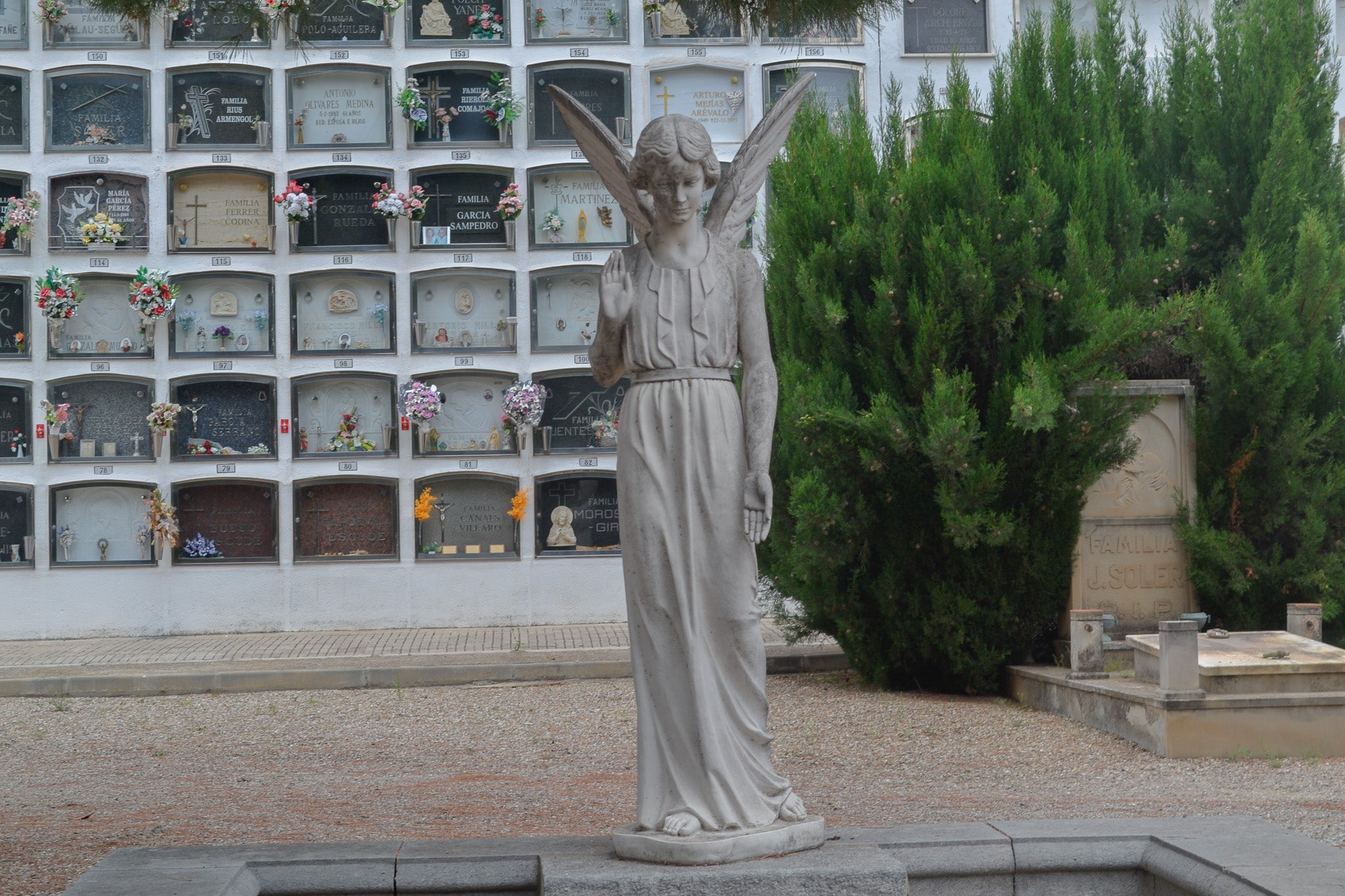 Funerària de Terrassa y detalles del cementerio de Terrassa | Júlia Martínez