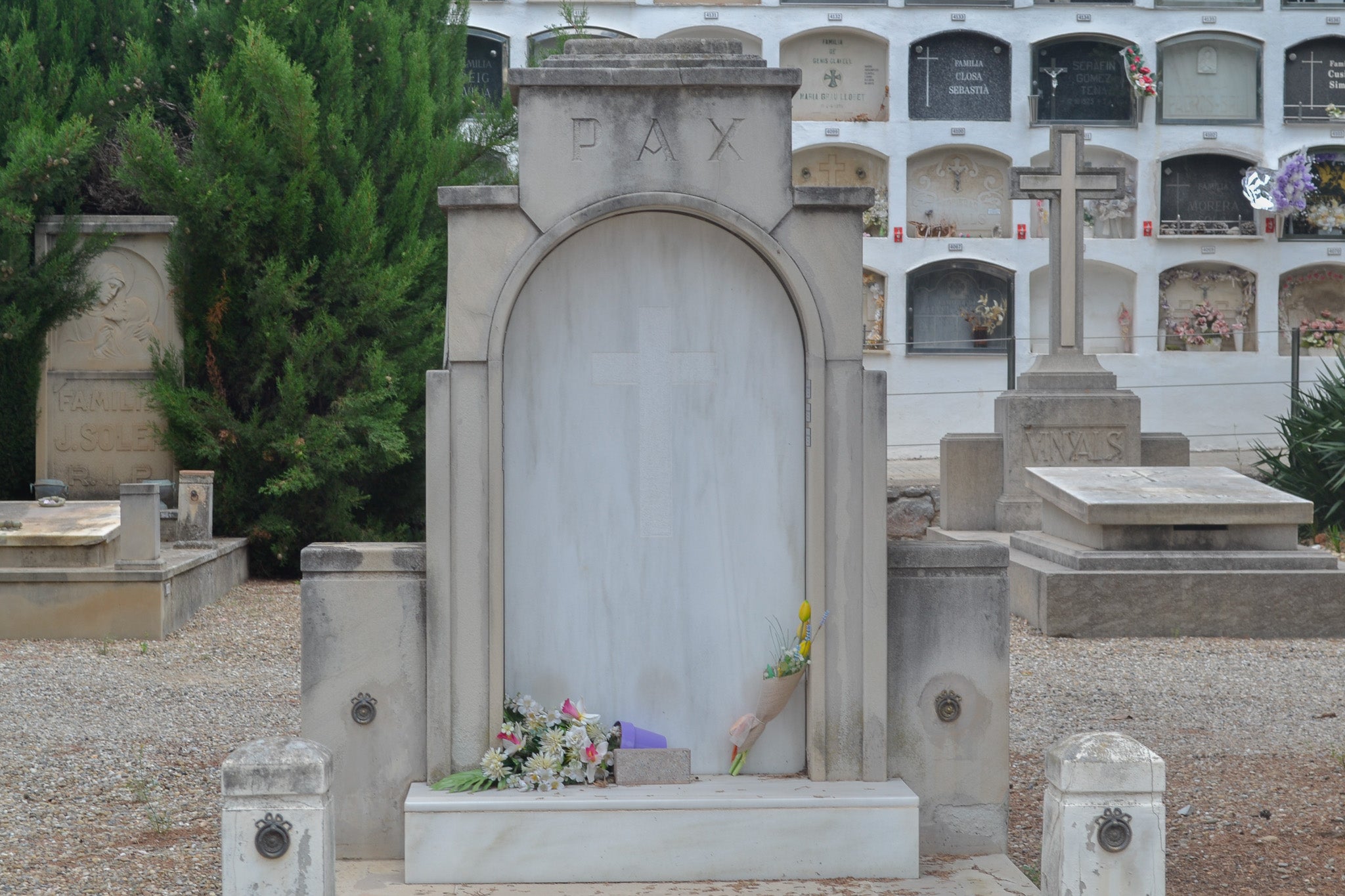 Funerària de Terrassa y detalles del cementerio de Terrassa | Júlia Martínez