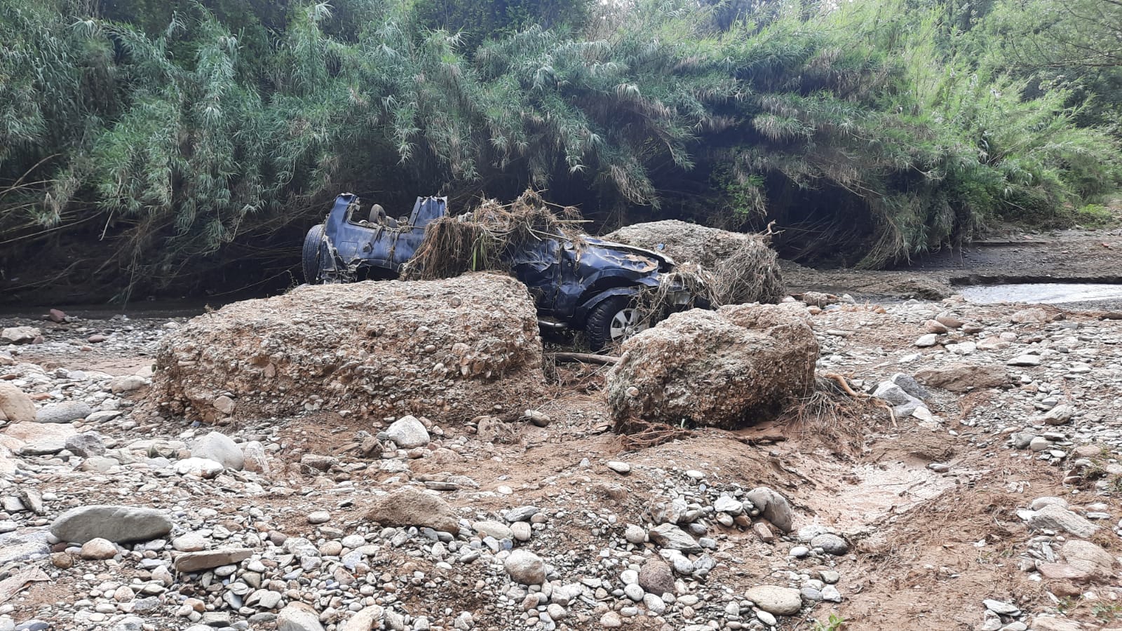 El cotxe destrossat trobat al torrent de Gaià a Ullastrell, on van trobar un cadàver a l'interior | Cedida