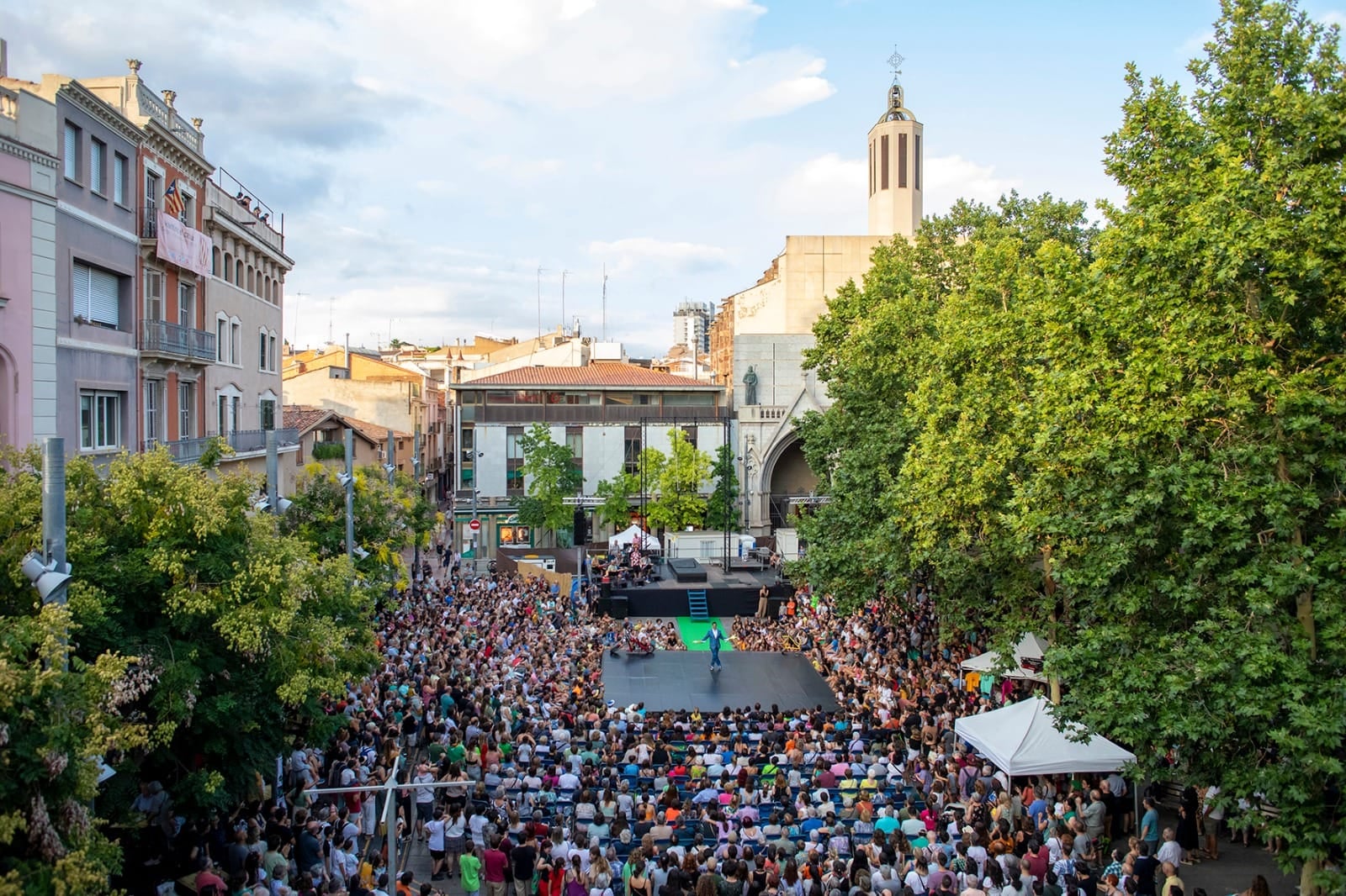 Este martes de Fiesta Mayor de Terrassa, como ya es tradición, tuvo lugar la clásica e incomparable Gala de Circo a cargo de la Asociación Tub d’Assaig. Trapecio doble, bicicleta acrobática, malabares y swing, pértiga china y manos a manos, y mucho más pudieron disfrutar las decenas de terrassenses que llenaron la plaza Vella. Todo ello amenizado y acompañado por De Mortimers | Cedida