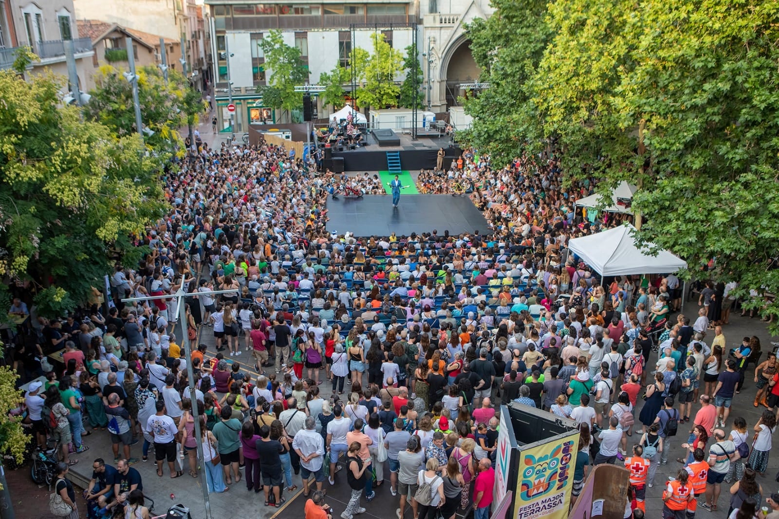 Este martes de Fiesta Mayor de Terrassa, como es ya una tradición, ha tenido lugar la clásica e incomparable Gala de Circo a cargo de la Asociación Tubo de Ensayo. Trapecio doble, bicicleta acrobática, malabares y swing, pértiga china y manso a manos, y mucho más pudieron disfrutar las decenas de terrassencs que llenaron la plaza Vieja. Todo ello amenizado y acompañado por De Mortimers | Cedida