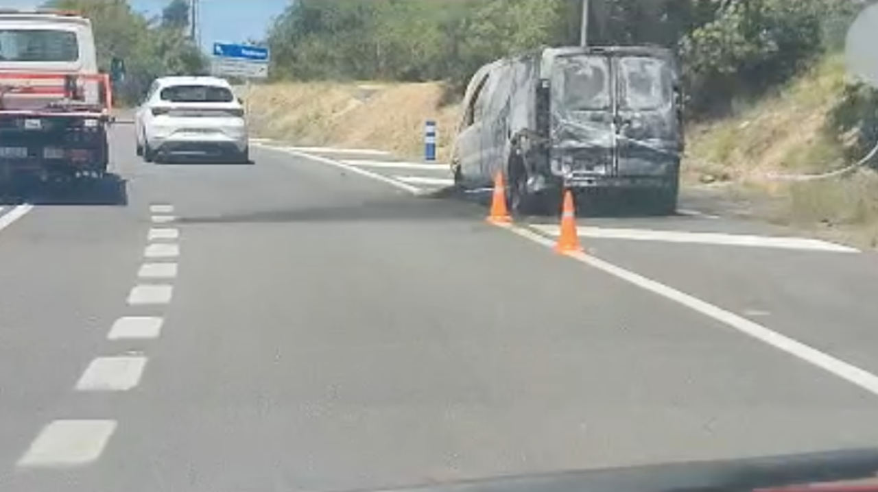 Crema un cotxe a la C-58 a Terrassa | Cedit