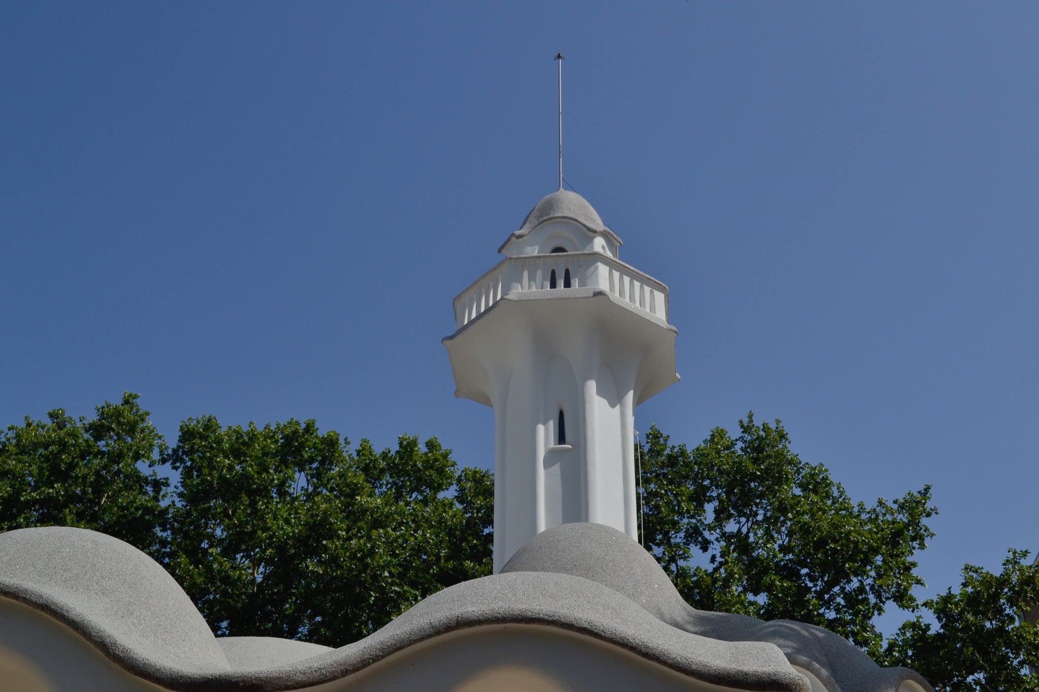 La Masia Freixa és un dels elements patrimonials més atractius de la nostra ciutat. Ubicat al Parc de Sant Jordi, l'edifici modernista és espectacular tant per dins com per fora. Turisme ofereix la possibilitat de fer visites guiades i descobrir-lo amb profunditat de dilluns a diumenge a les 11 del matí (canvi d'horari per l'estiu). És gratuïta però cal reserva prèvia al web VisitaTerrassa. | Júlia Martínez