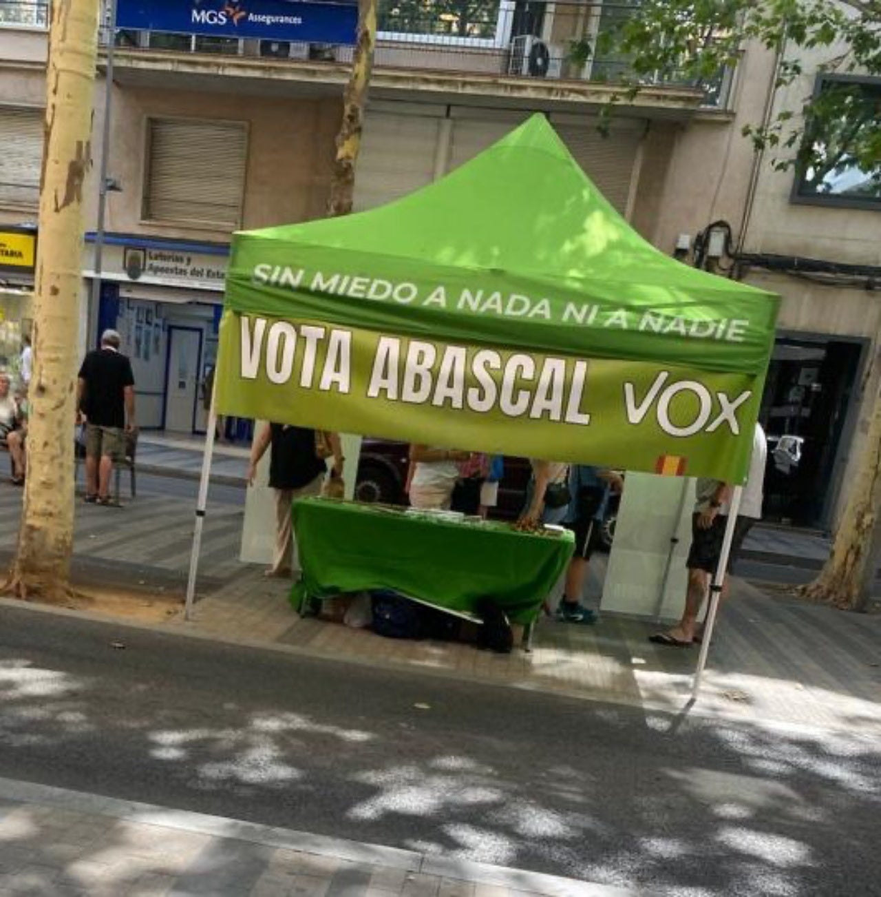 Carpa de Vox Terrassa a la rambla d'Ègara | UCFR Terrassa