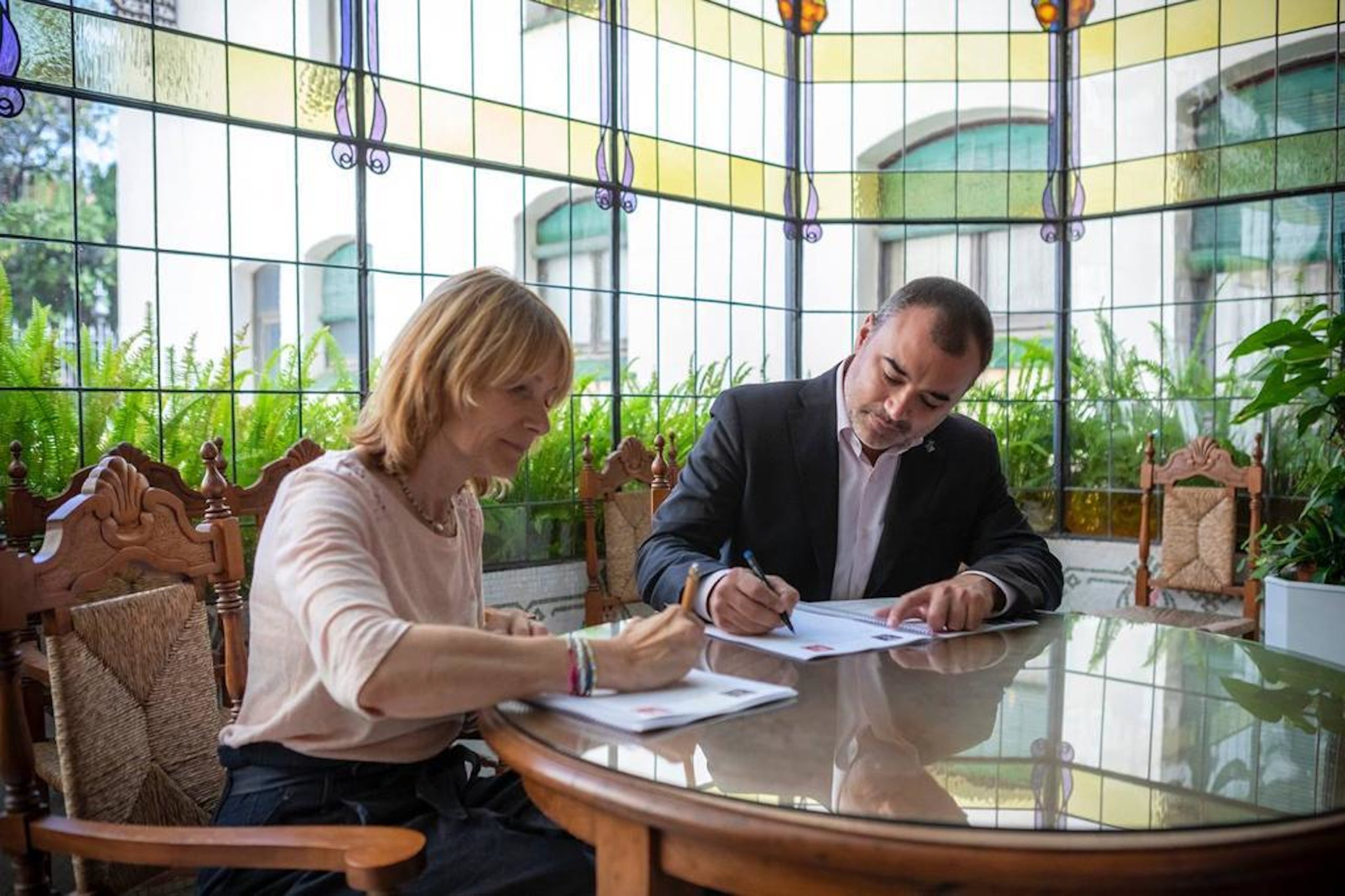 Lluïsa Moret i Jordi Ballart han signat el pacte de la Diputació | ACN