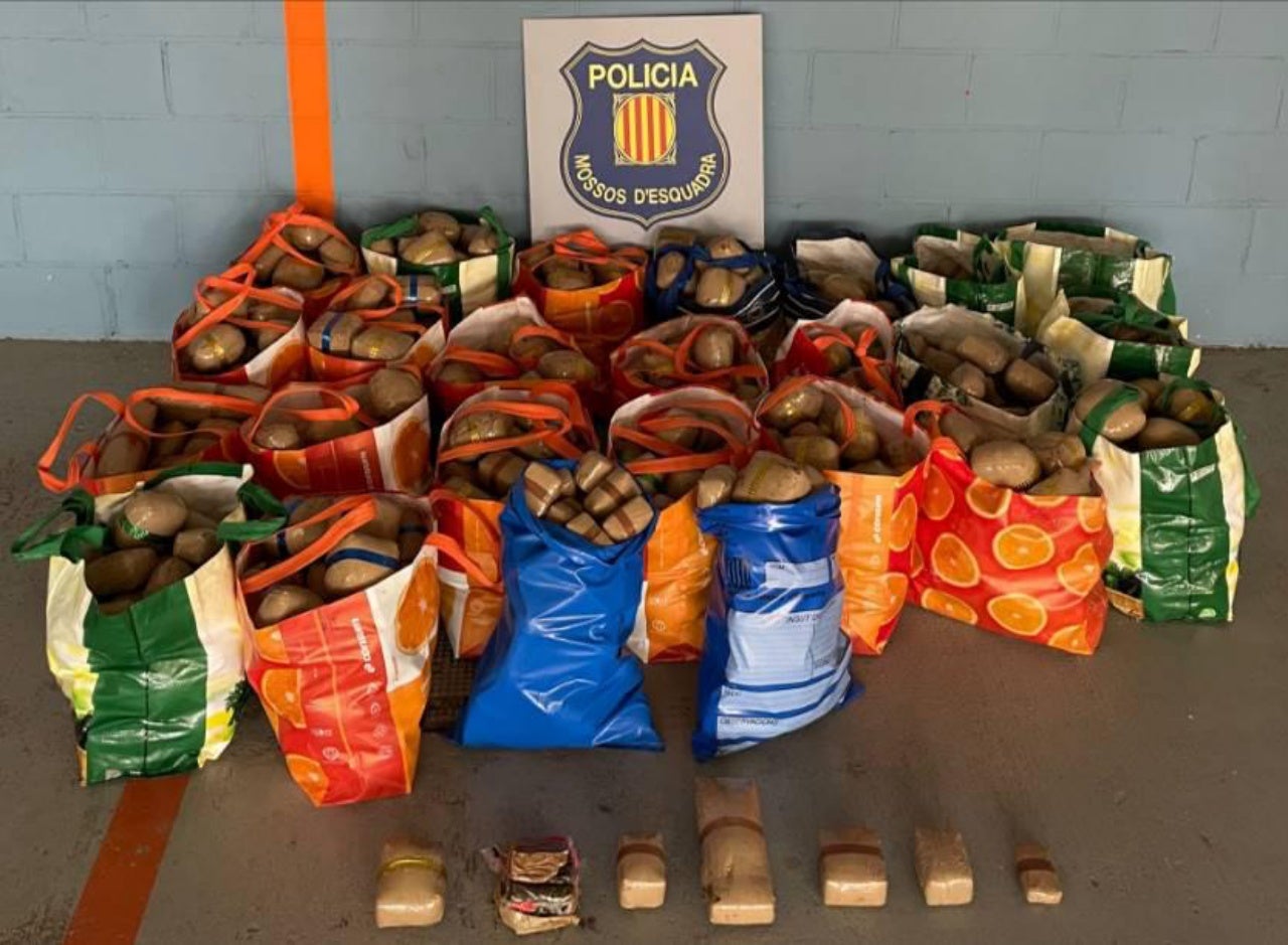 Els Mossos d'Esquadra detenen una persona que transportava 391 kg d’haixix al cotxe a Rubí | Mossos d'Esquadra