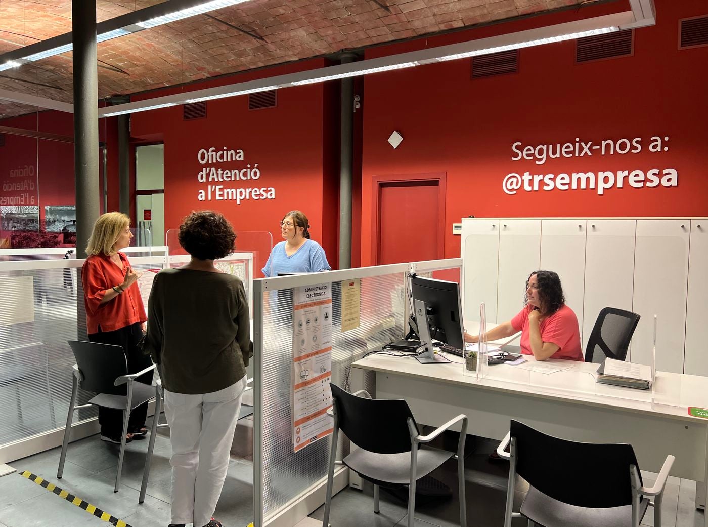 Visita a l'Oficina d'Atenció a l'Empresa de Terrassa per part de l'alcaldessa accidental Maise Balcells | Aj. Terrassa