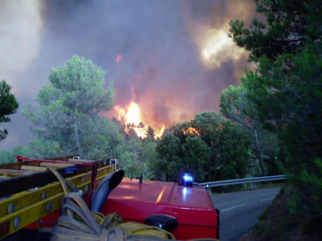 El vehicle dels Bombers de Matadepera arribant a les flames | Bombers de Matadepera