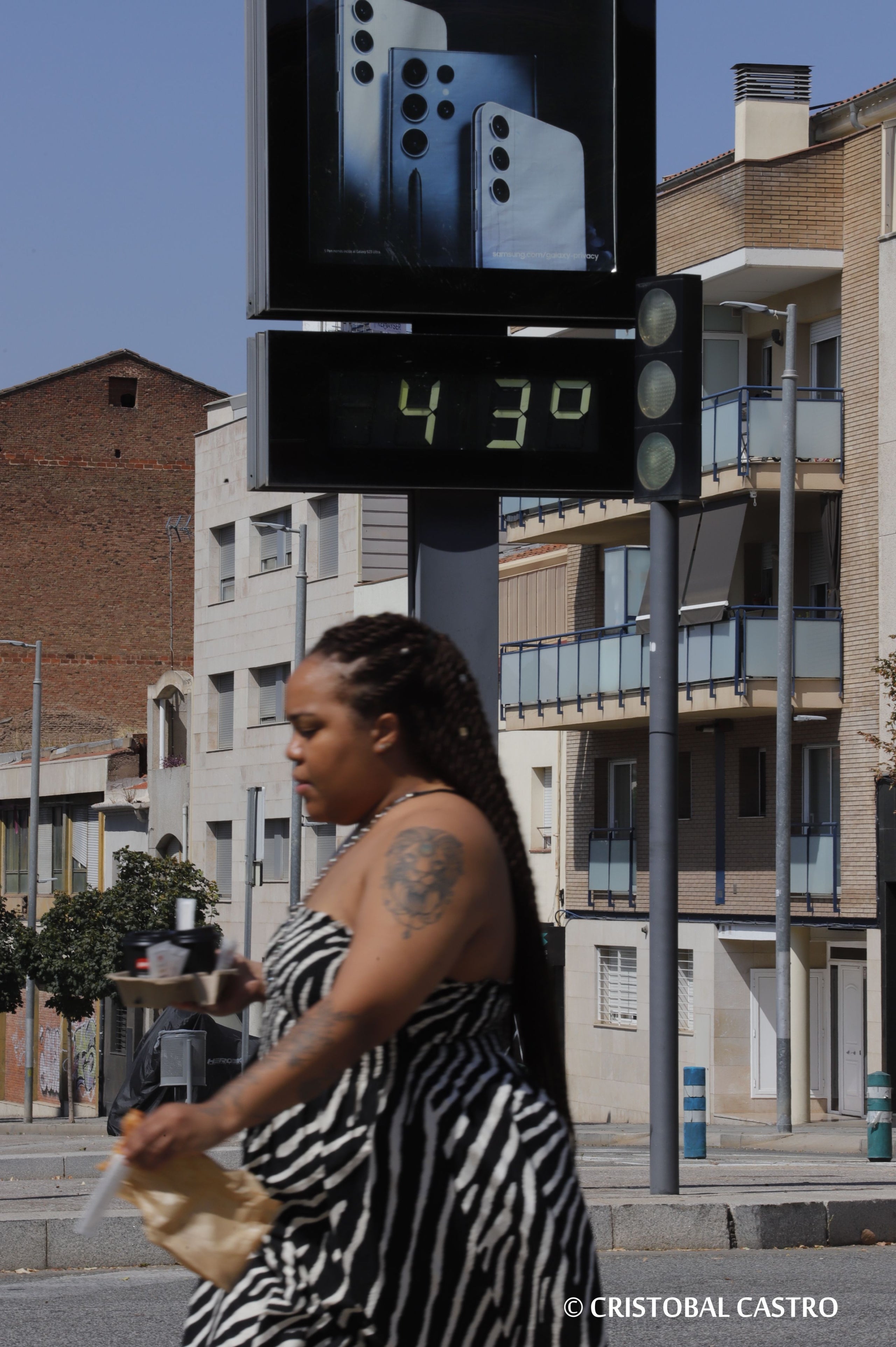 La ciutat ha arribat a registrar una temperatura màxima de 37 graus durant aquest matí de dilluns. La temperatura mínima, registrada a la matinada, ha estat d'entre 25 i 26 graus, convertint-se així en la primera nit tòrrida de l'estiu. Davant d’aquestes altes temperatures, s'ha activat en alerta el Pla d’Emergència Municipal per risc de calor intensa, calor nocturna intensa i per perill molt alt o extrem d’incendi forestal.