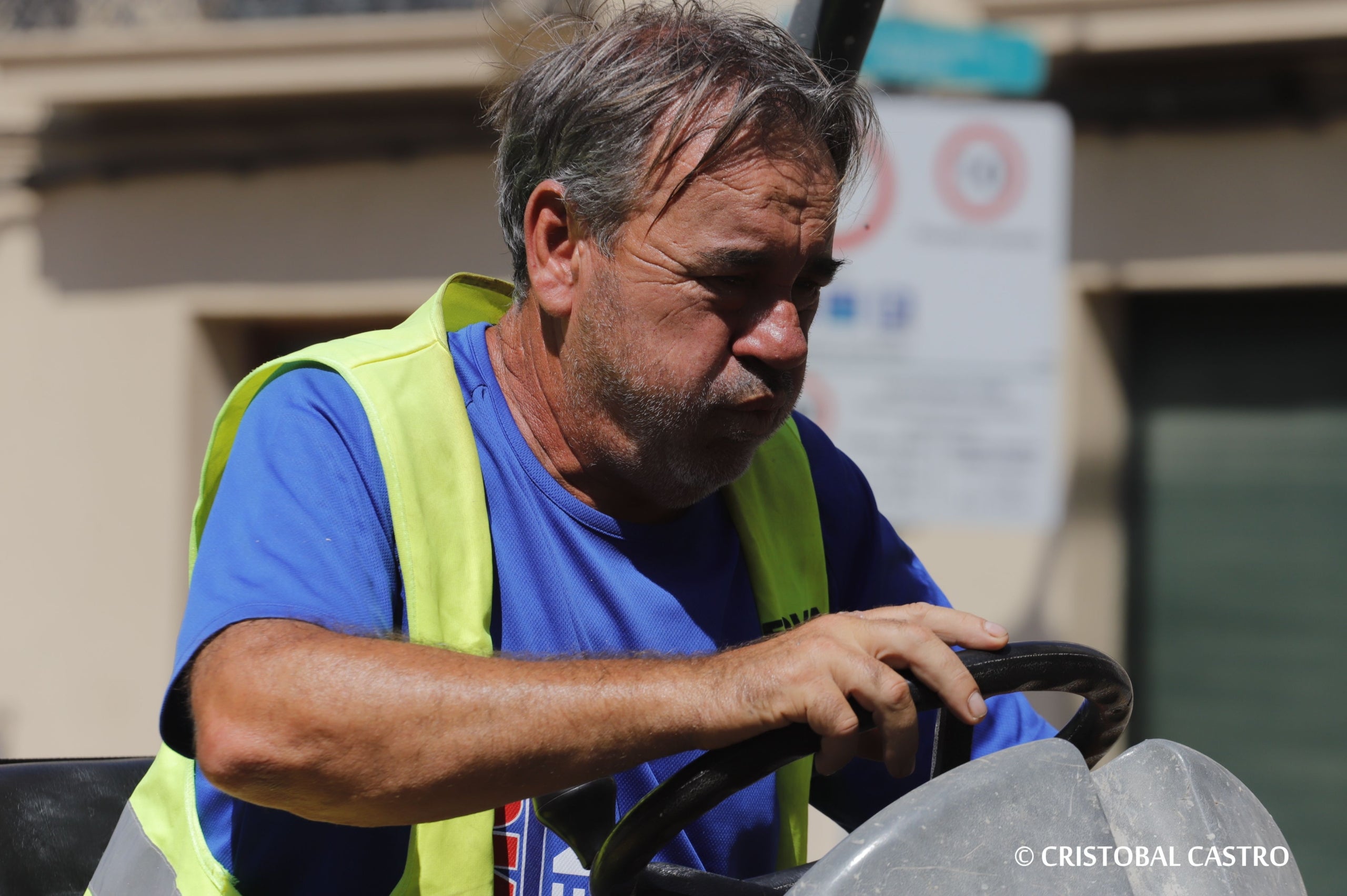 La ciutat ha arribat a registrar una temperatura màxima de 37 graus durant aquest matí de dilluns. La temperatura mínima, registrada a la matinada, ha estat d'entre 25 i 26 graus, convertint-se així en la primera nit tòrrida de l'estiu. Davant d’aquestes altes temperatures, s'ha activat en alerta el Pla d’Emergència Municipal per risc de calor intensa, calor nocturna intensa i per perill molt alt o extrem d’incendi forestal.