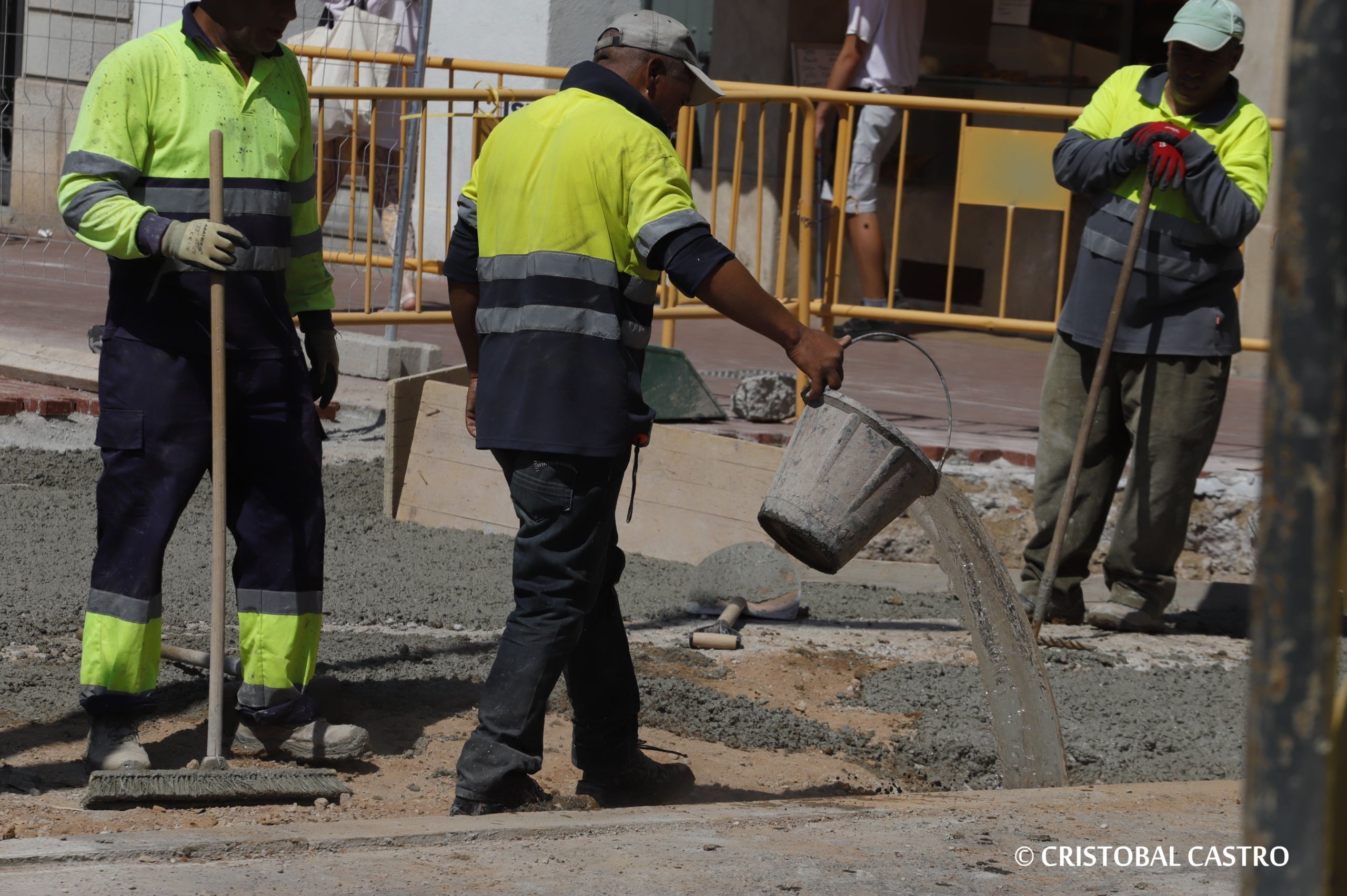La ciutat ha arribat a registrar una temperatura màxima de 37 graus durant aquest matí de dilluns. La temperatura mínima, registrada a la matinada, ha estat d'entre 25 i 26 graus, convertint-se així en la primera nit tòrrida de l'estiu. Davant d’aquestes altes temperatures, s'ha activat en alerta el Pla d’Emergència Municipal per risc de calor intensa, calor nocturna intensa i per perill molt alt o extrem d’incendi forestal.
