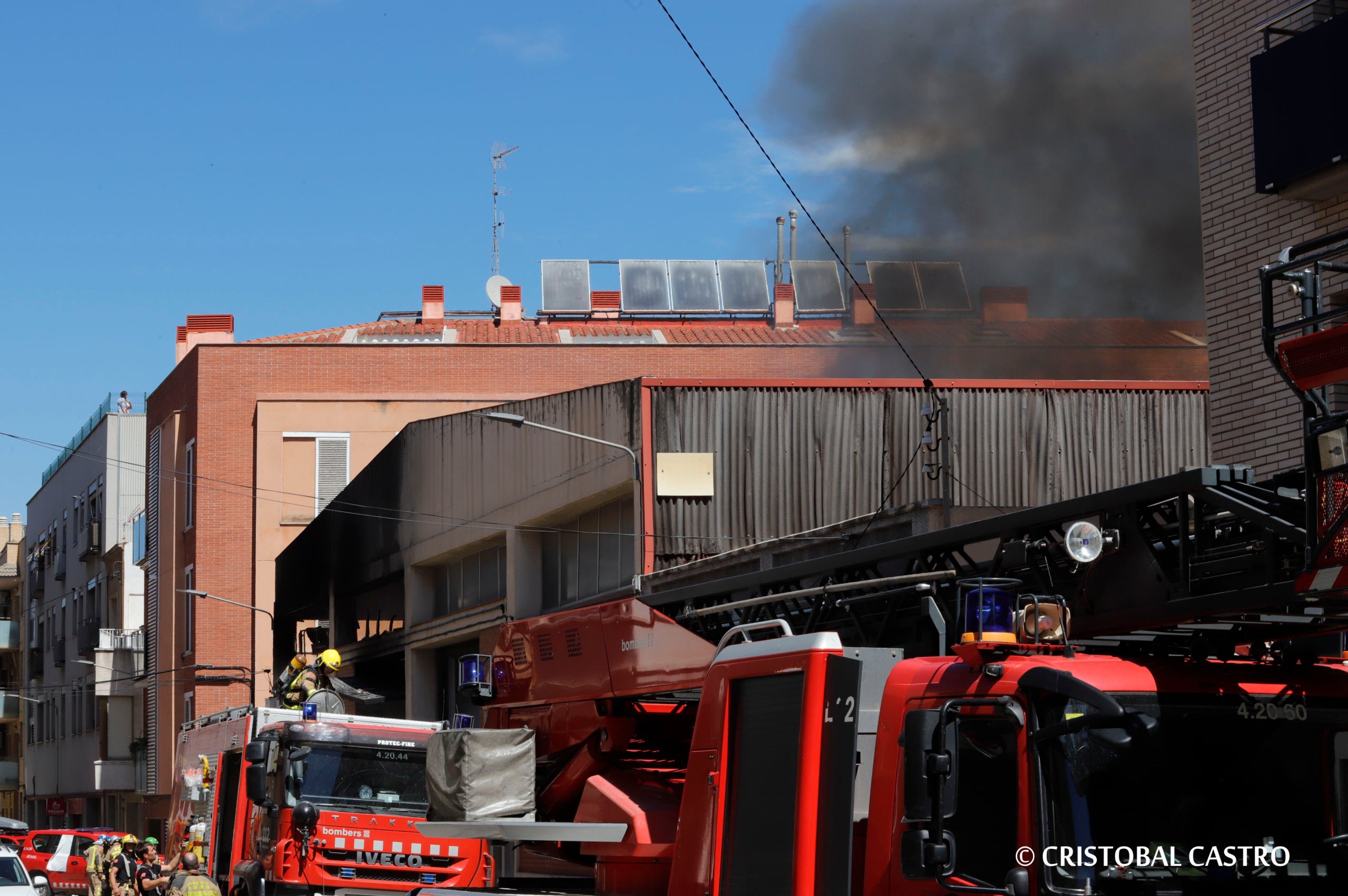 L'incendi que ha cremat una nau industrial al carrer del Doctor Turró, al barri de Ca n'Aurell de Terrassa, ha deixat imatges espectaculars. El foc sortia de les finestres de la fàbrica i ha originat una gran columna de fum visible des de diversos punts de la ciutat. L'incendi ha trencat la teulada de l'edifici i ha afectat tot l'interior de la nau. Una persona ha resultat ferida lleu per inhalació de fum i s'ha obligat a confinar veïns de tres blocs de pisos propers.