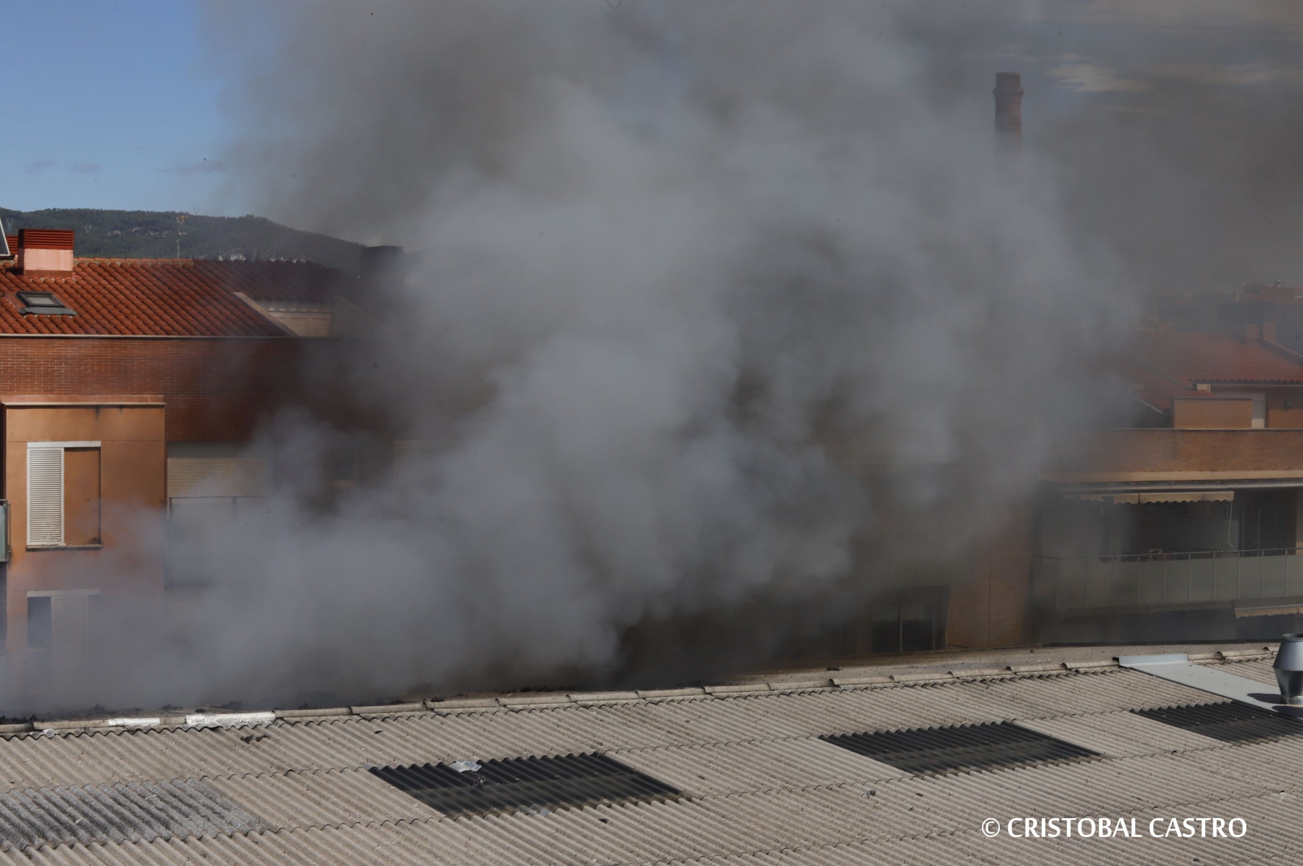L'incendi que ha cremat una nau industrial al carrer del Doctor Turró, al barri de Ca n'Aurell de Terrassa, ha deixat imatges espectaculars. El foc sortia de les finestres de la fàbrica i ha originat una gran columna de fum visible des de diversos punts de la ciutat. L'incendi ha trencat la teulada de l'edifici i ha afectat tot l'interior de la nau. Una persona ha resultat ferida lleu per inhalació de fum i s'ha obligat a confinar veïns de tres blocs de pisos propers.