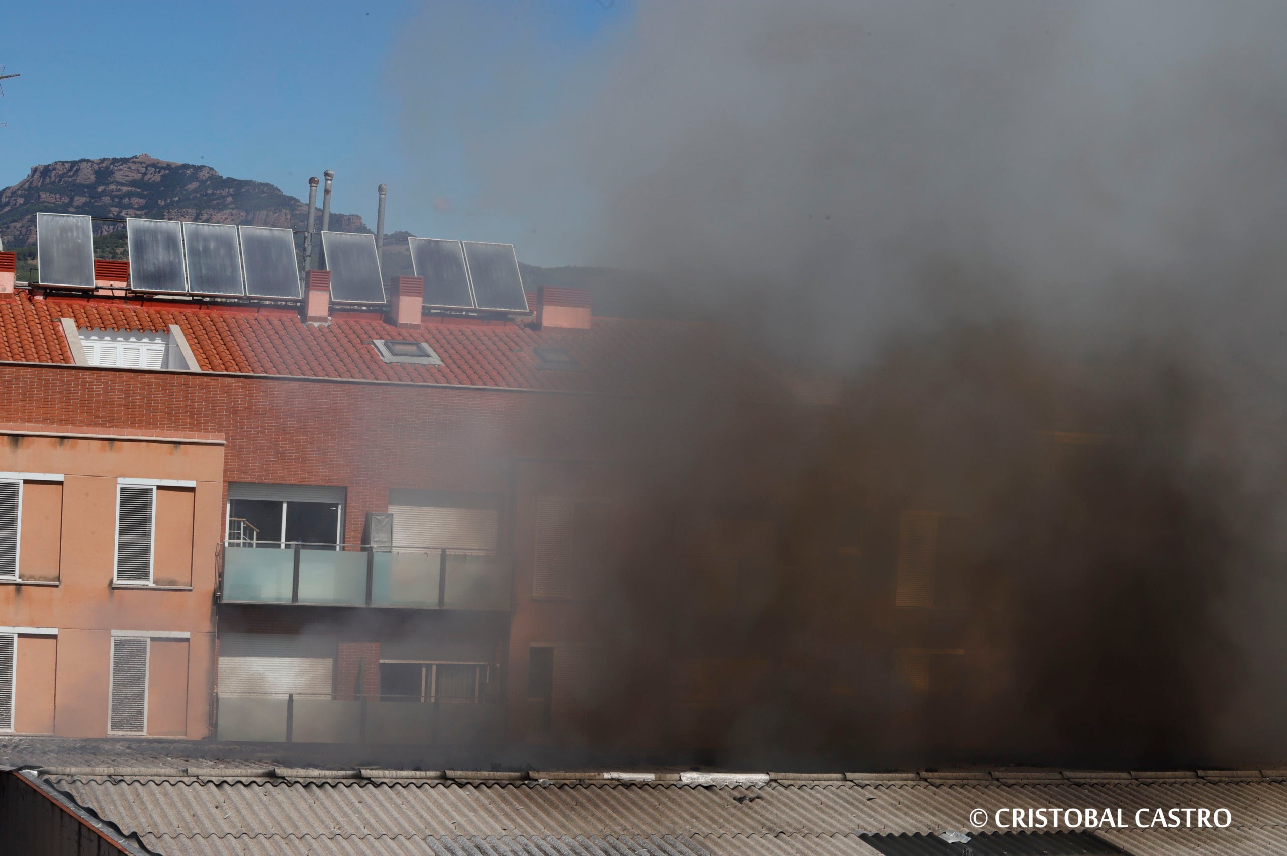 L'incendi que ha cremat una nau industrial al carrer del Doctor Turró, al barri de Ca n'Aurell de Terrassa, ha deixat imatges espectaculars. El foc sortia de les finestres de la fàbrica i ha originat una gran columna de fum visible des de diversos punts de la ciutat. L'incendi ha trencat la teulada de l'edifici i ha afectat tot l'interior de la nau. Una persona ha resultat ferida lleu per inhalació de fum i s'ha obligat a confinar veïns de tres blocs de pisos propers.