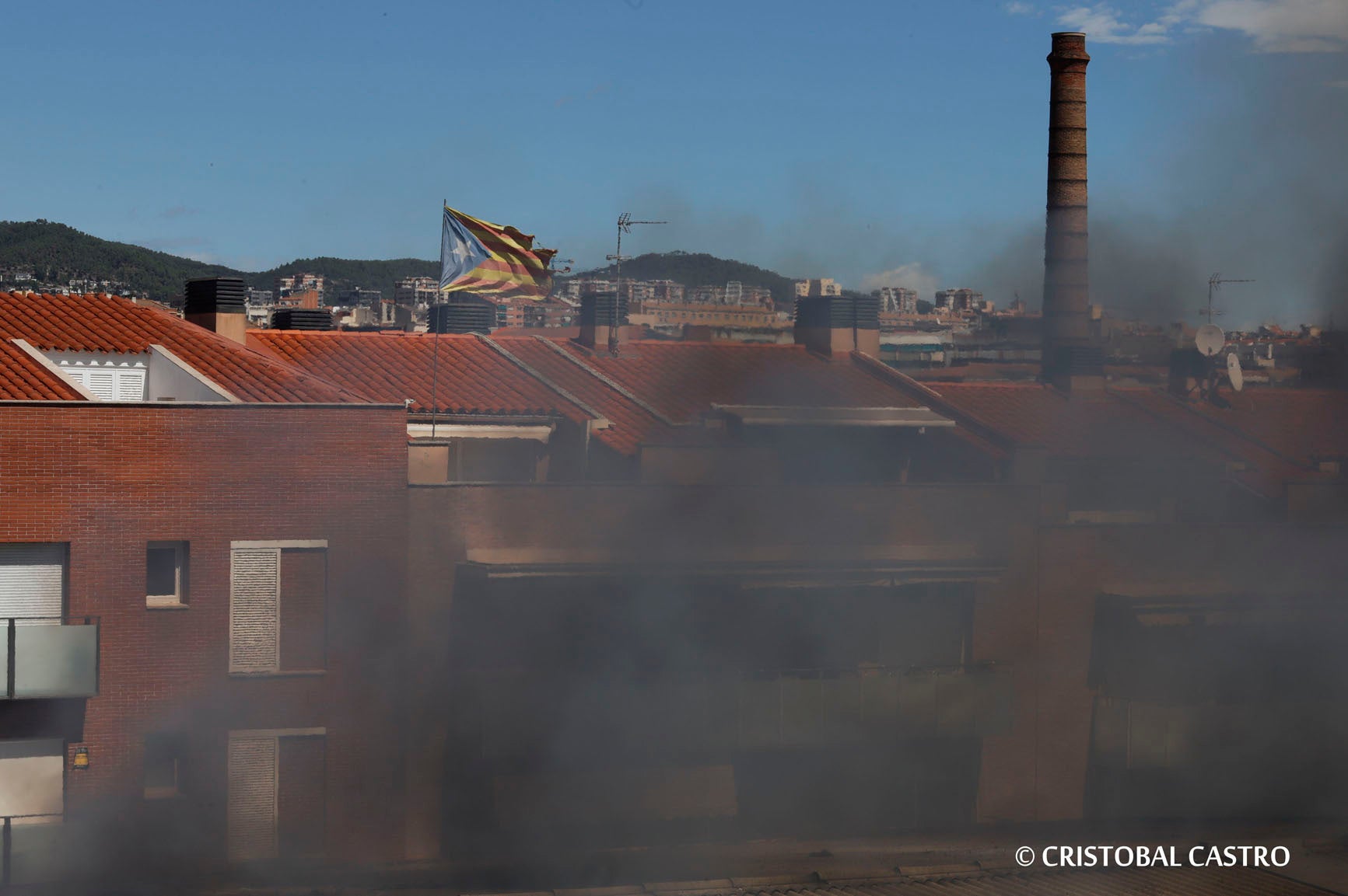 L'incendi que ha cremat una nau industrial al carrer del Doctor Turró, al barri de Ca n'Aurell de Terrassa, ha deixat imatges espectaculars. El foc sortia de les finestres de la fàbrica i ha originat una gran columna de fum visible des de diversos punts de la ciutat. L'incendi ha trencat la teulada de l'edifici i ha afectat tot l'interior de la nau. Una persona ha resultat ferida lleu per inhalació de fum i s'ha obligat a confinar veïns de tres blocs de pisos propers.